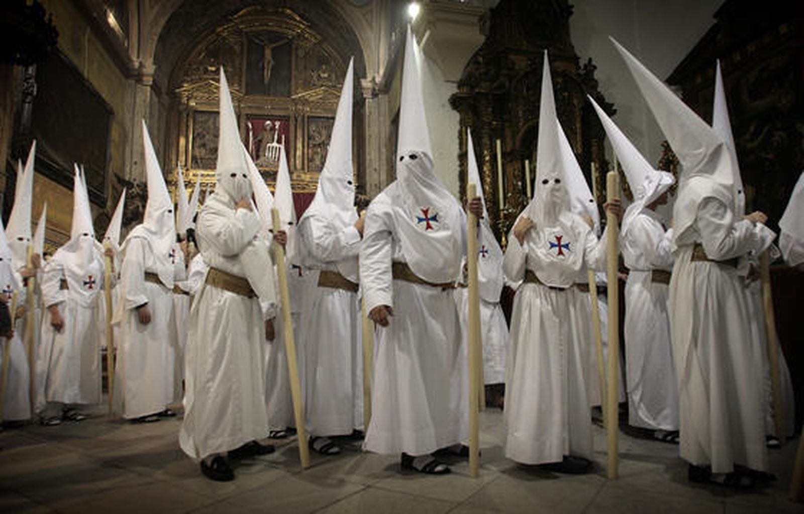 Nuestro Padre Jesús ante Anás y María Santísima del Dulce Nombre salen de San Lorenzo para realizar su Estación de Penitencia. 

Foto: Juan Carlos Muñoz