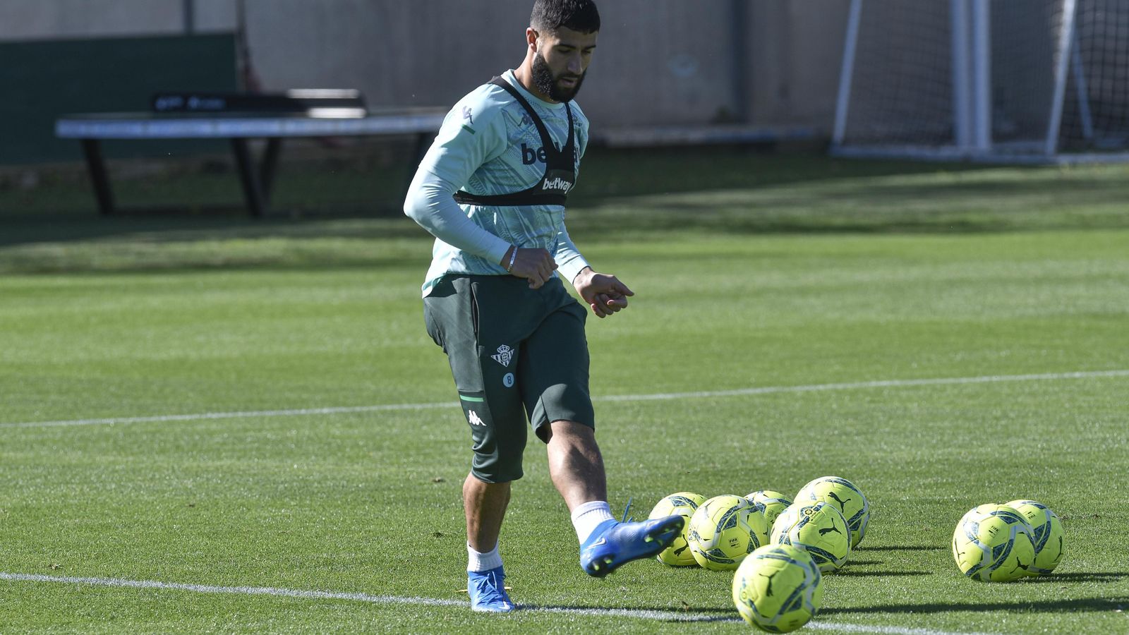 Nabil Fekir golpea el balón.