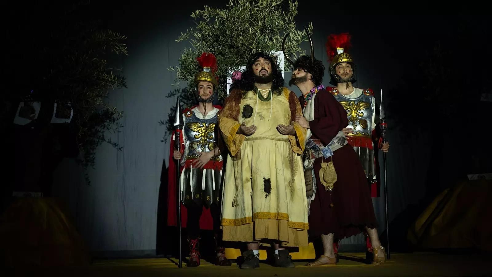 Waxi, como Jesucristo, en el centro.