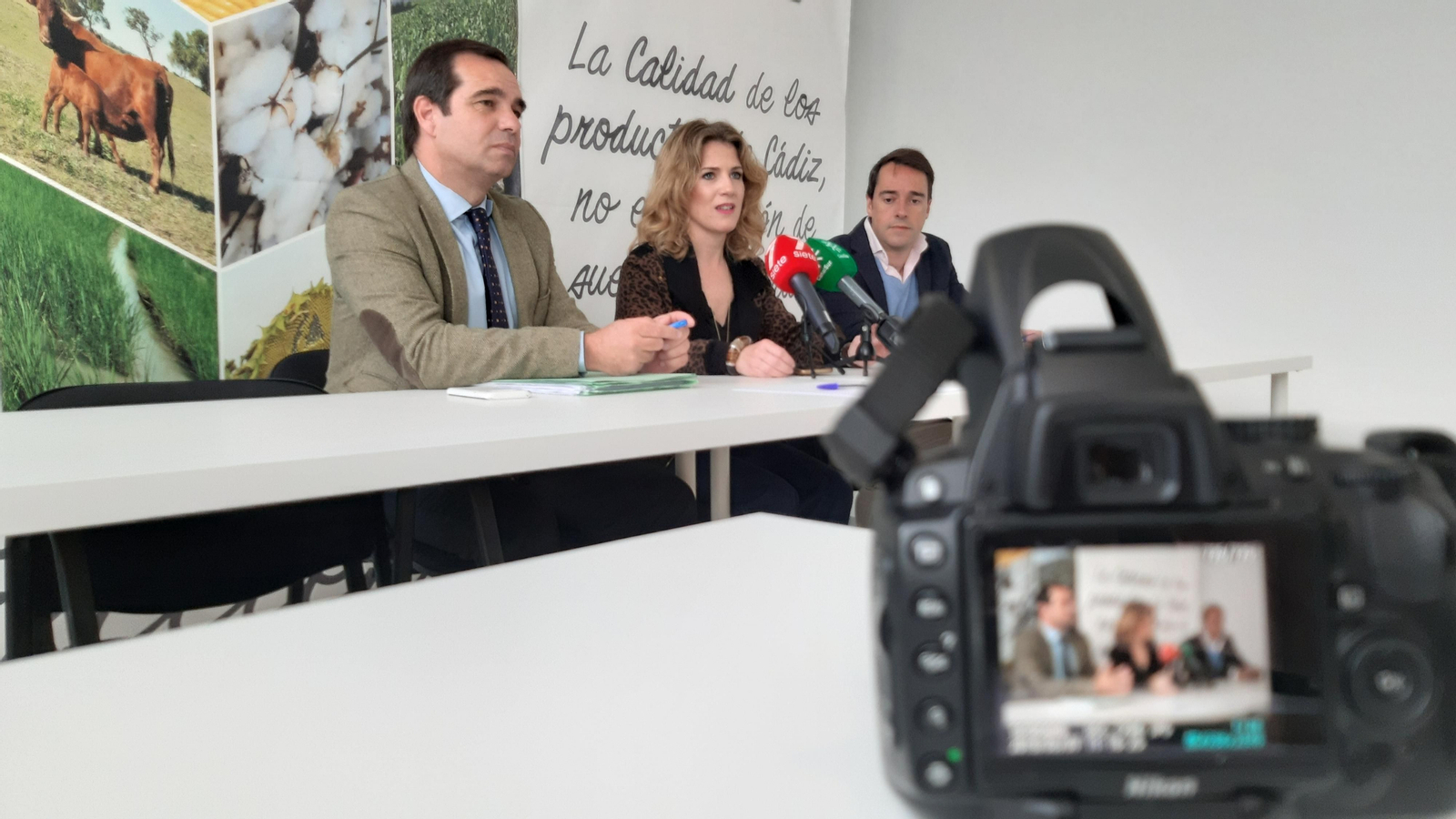 Responsables de Asaja Cádiz junto a la delegada del Gobierno andaluz en la provincia en una reunión reciente.