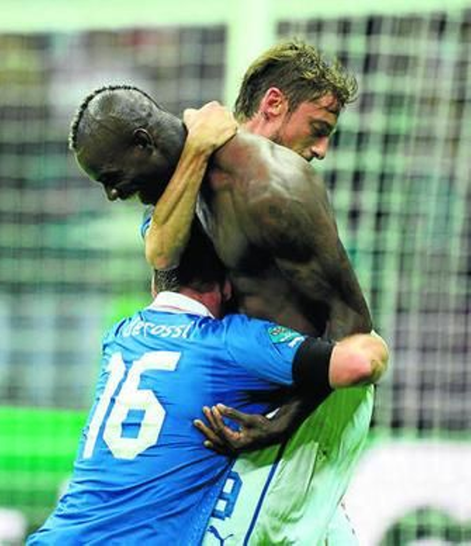 Silva intenta controlar el balón con el pecho en presencia del central irlandés Dunne.