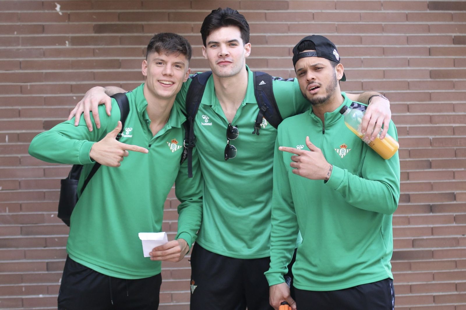 Joaquín Rodríguez, De Bisschop y Polanco posan antes de emprender el viaje a Menorca.