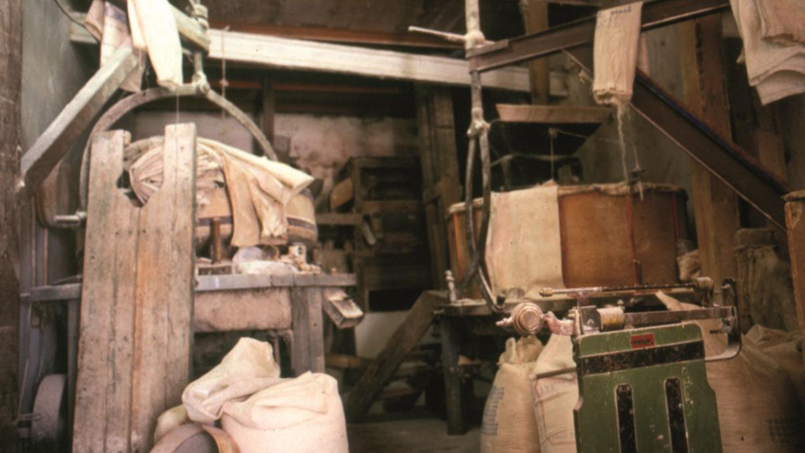 Sala de molienda del molino de la familia Escalona.