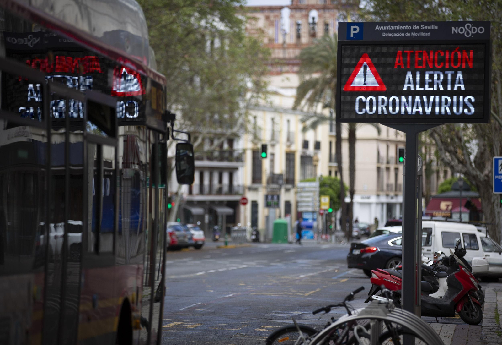 Coronavirus: Las imágenes del segundo día laboral de cuarentena en Sevilla