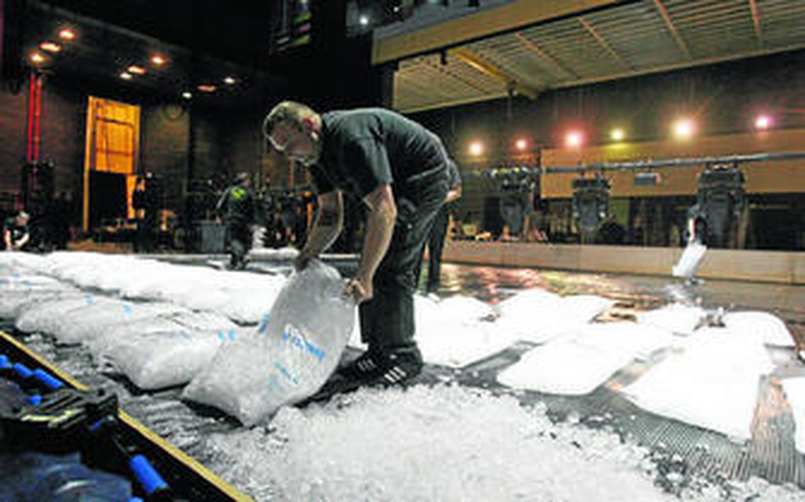 Un operario colocando ayer sobre el escenario del Maestranza el hielo que da forma a la pista de El Cascanueces.