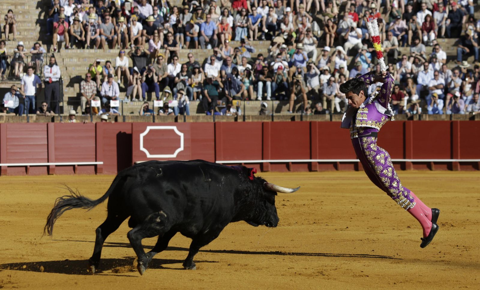 Jesús Enrique Colombo abrió la tarde con el primer novillo.