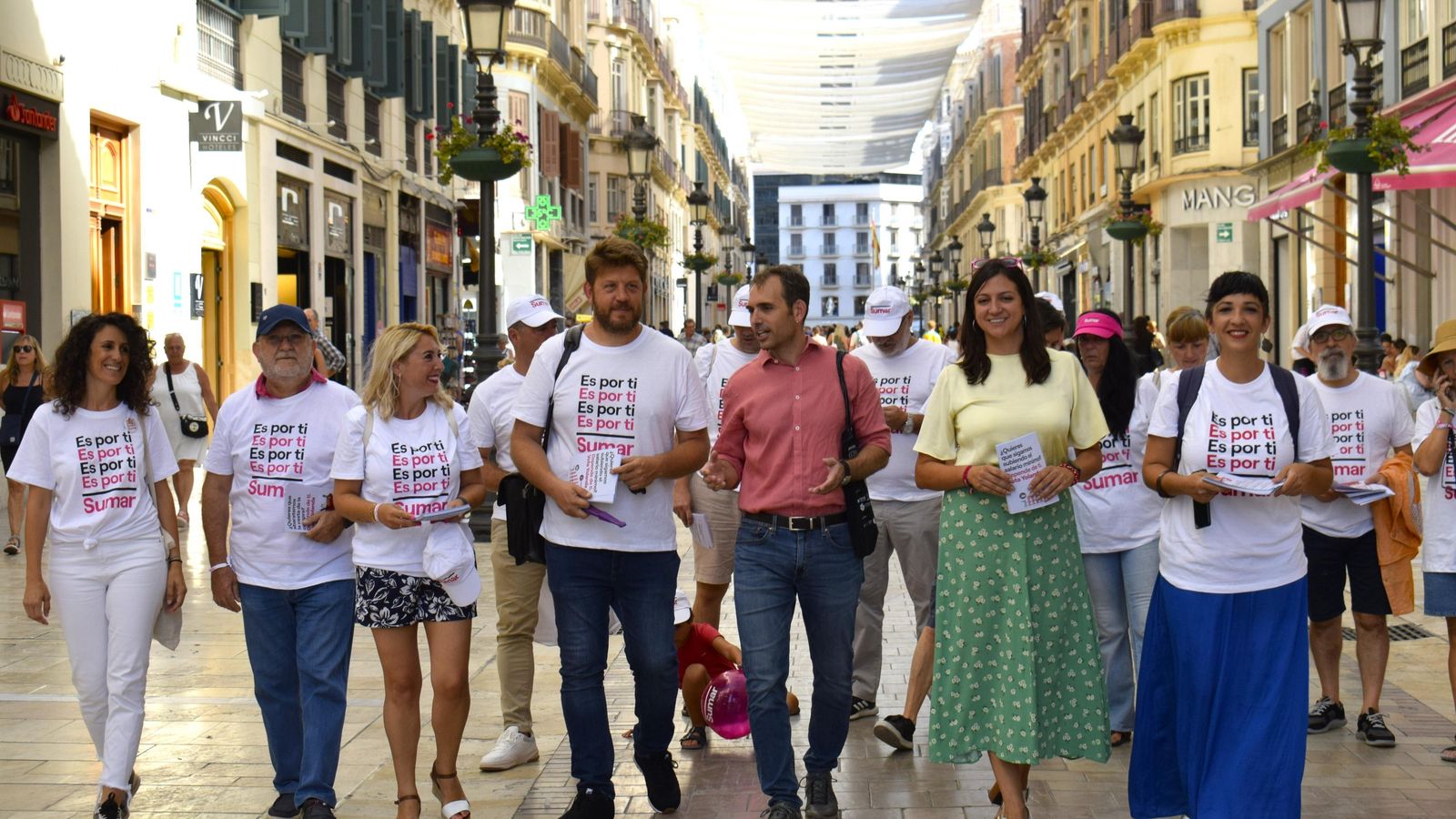 El coordinador de IU Andalucía y candidato de Sumar por Málaga, Toni Valero (en el centro), este viernes en calle Larios.