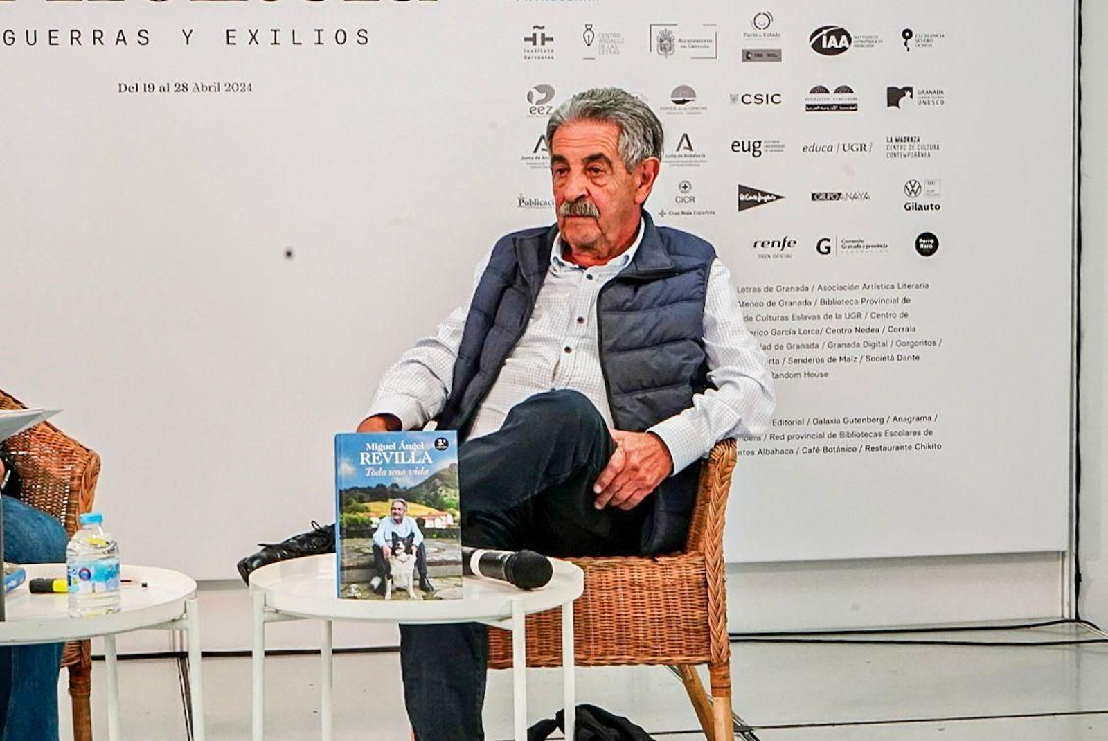 Miguel Ángel Revilla, en la Feria del Libro de Granada. Miguel Ángel Revilla, en la Feria del Libro de Granada.