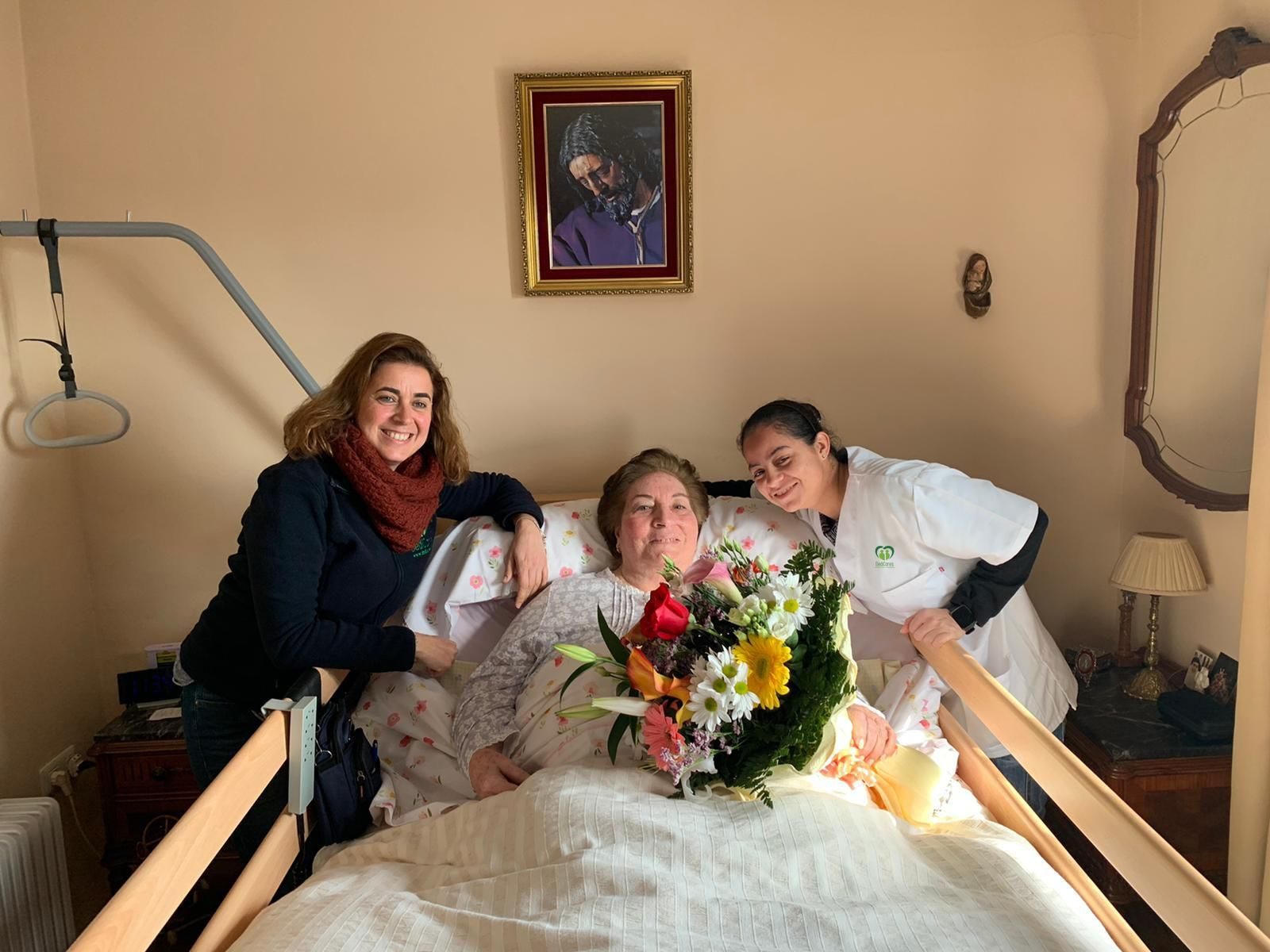 Una de las pacientes, junto a su cuidadora y una familiar, el día de su cumpleaños.