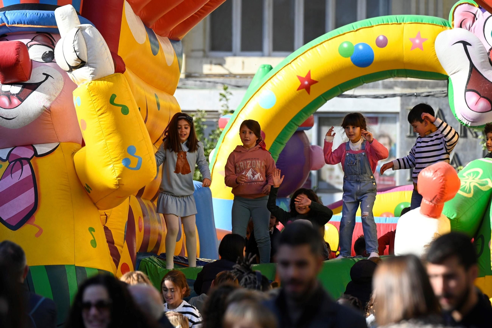 Los niños de Córdoba despiden 2024 con una fiesta infantil y campanadas en las Tendillas, en imágenes