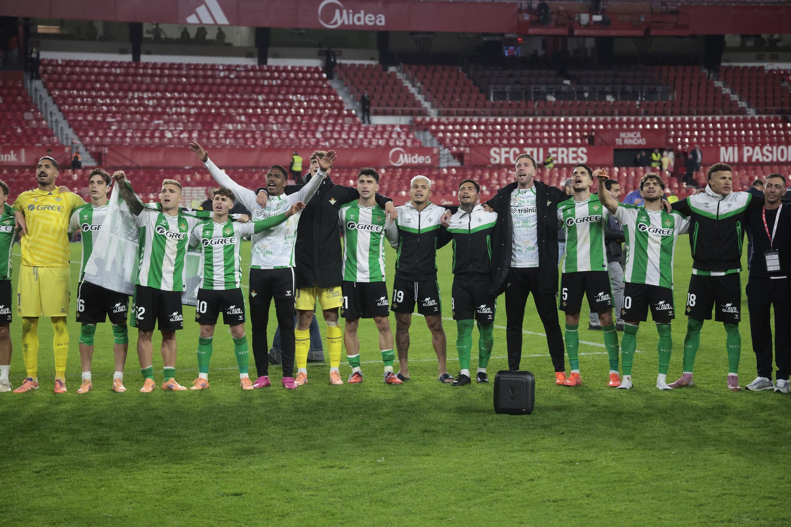 Los jugadores del Betis cantan el himno al final del derbi.