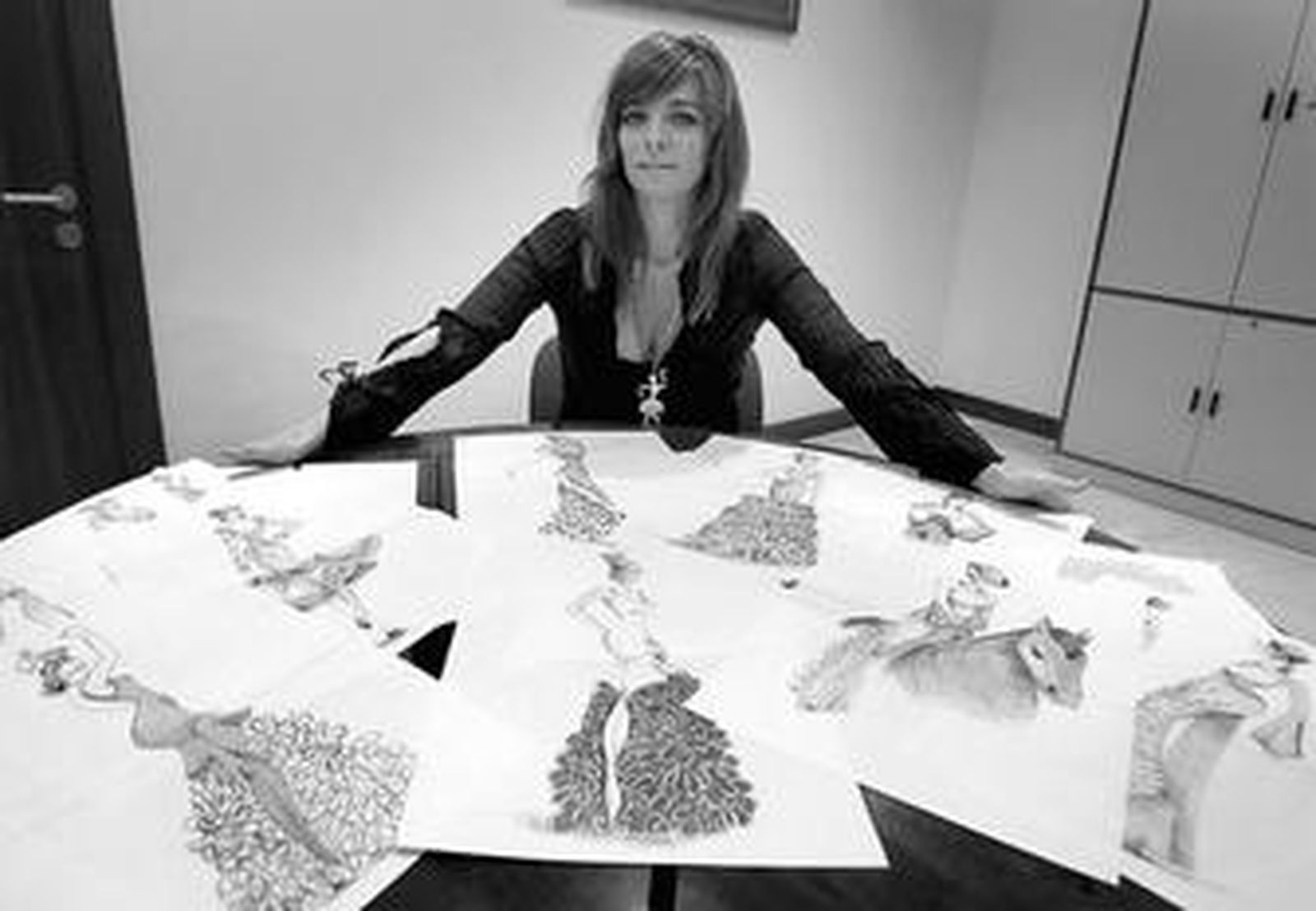 La diseñadora Eva Zamorano muestra los dibujos de los trajes que presentará en Sevilla.