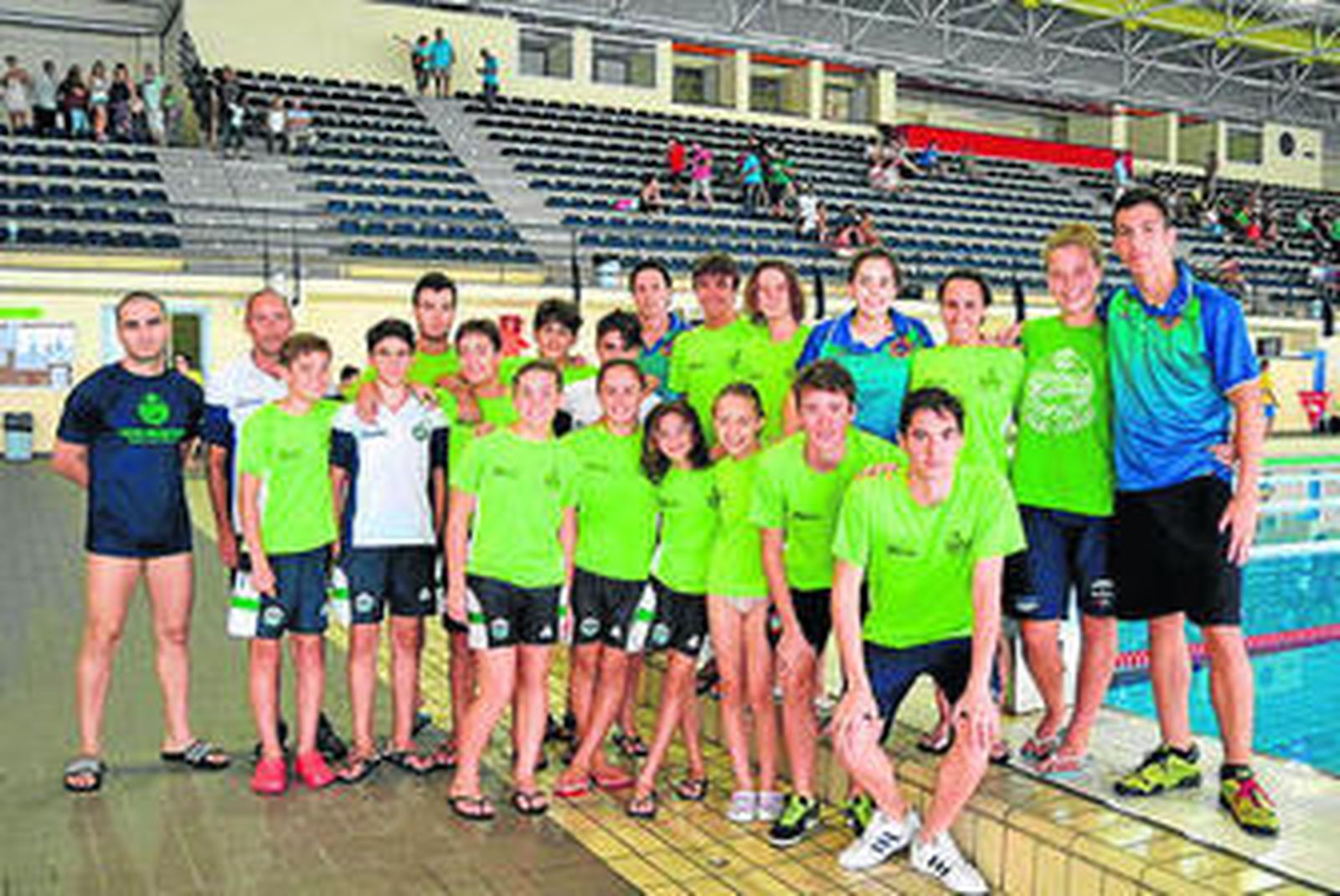 Foto de familia, del Club Natación San Fernando, en el campeonato provincial.