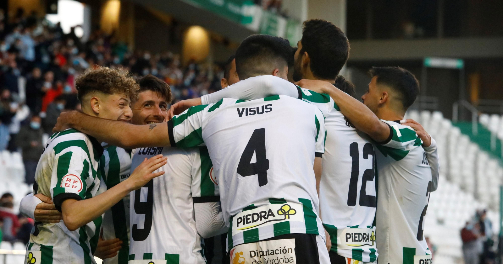 Los jugadores del Córdoba CF celebran uno de sus goles al Vélez, horas antes de partir hacia Bahréin.