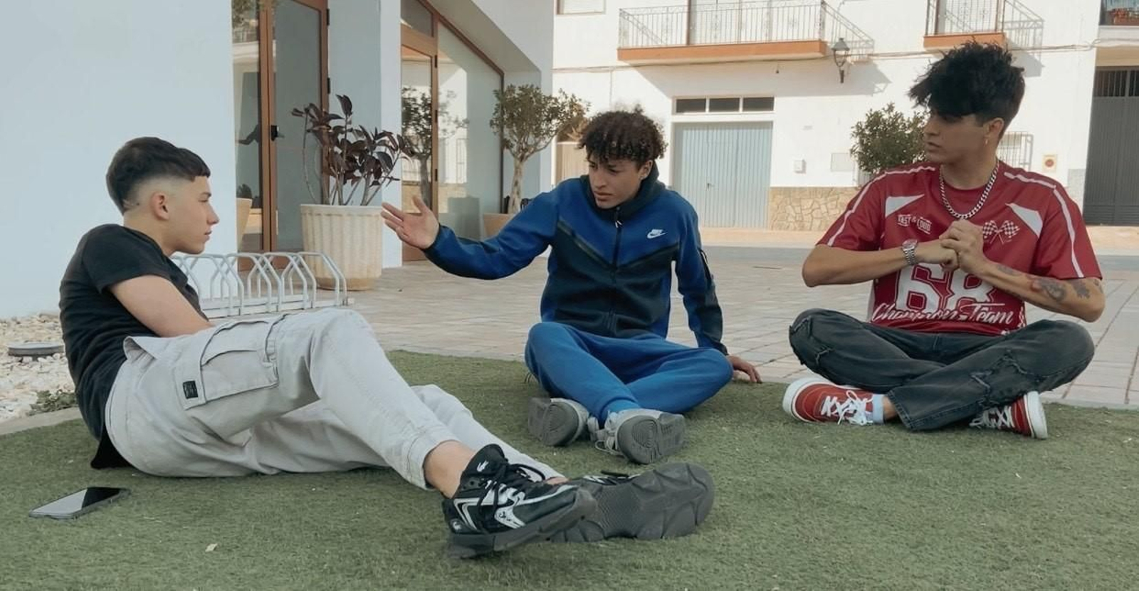 Cristóbal Pérez Zhuravlev y Máximo Pérez Zhuravlev con el director del corto, Giovanni Tese.