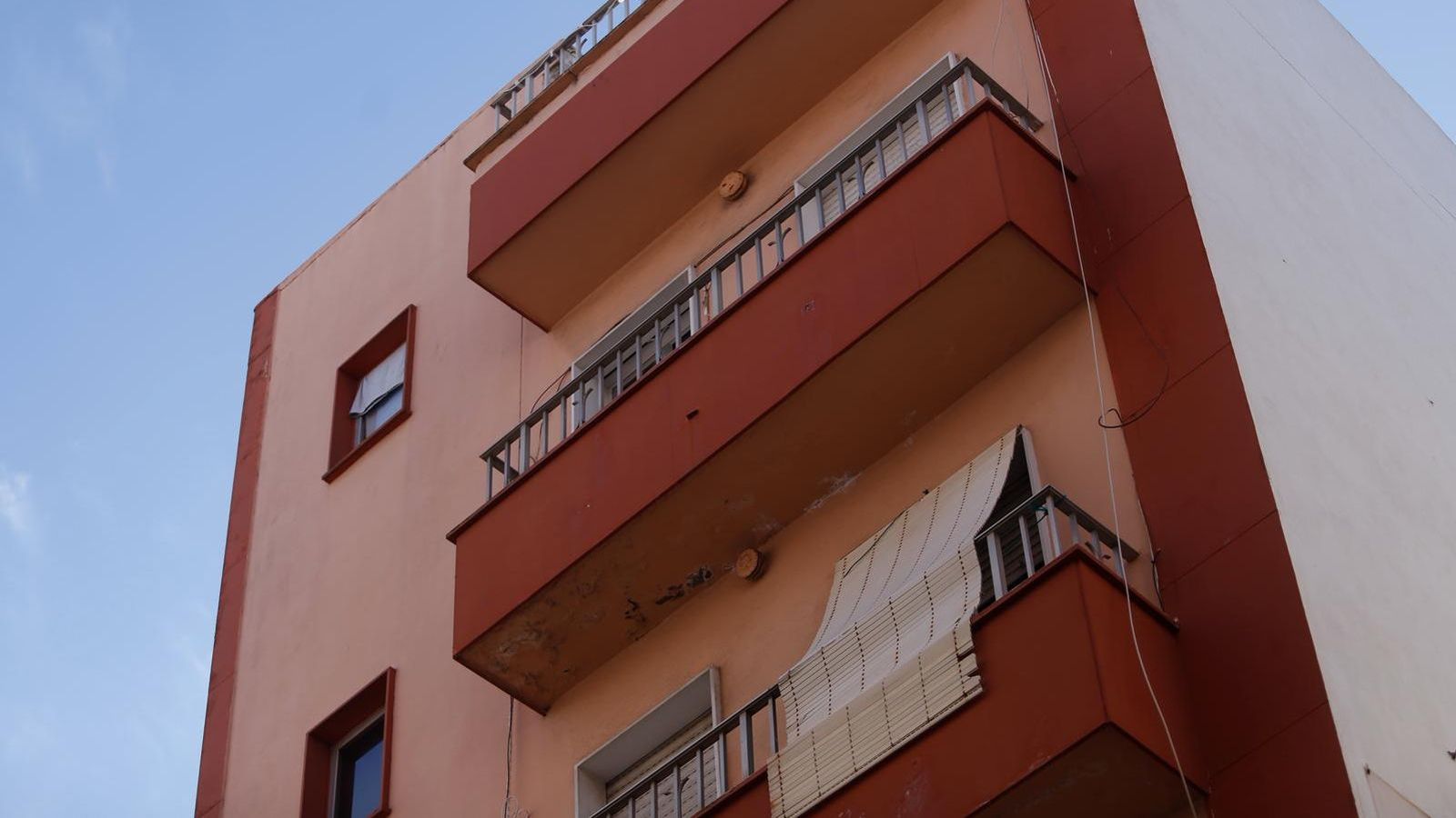 Bloque de viviendas en el número 33 de la calle Emilio Castelar de Algeciras tras el intento de desahucio.