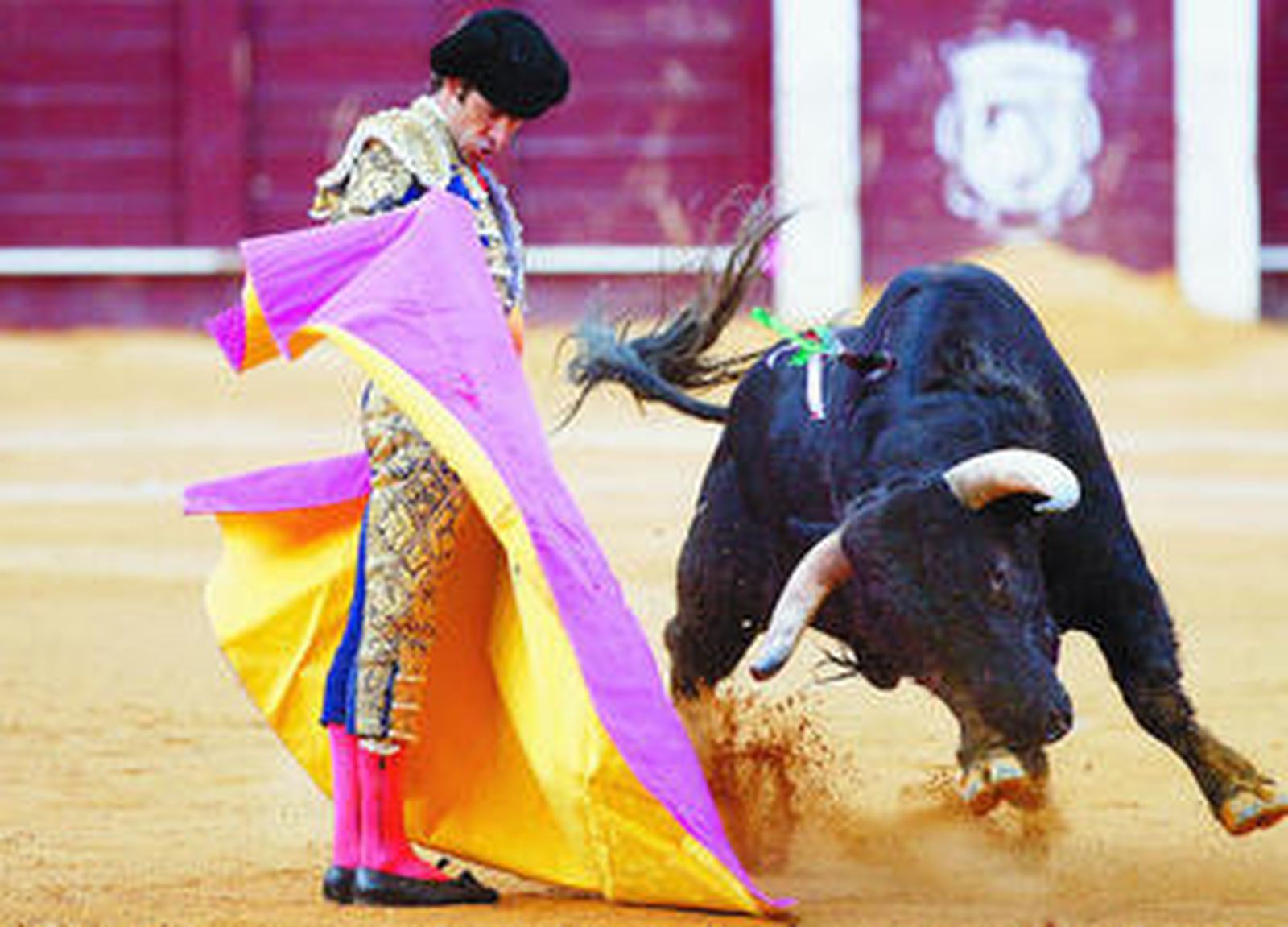 José Tomás, en un lance a pies juntos a su segundo toro, al que cortó las dos orejas.