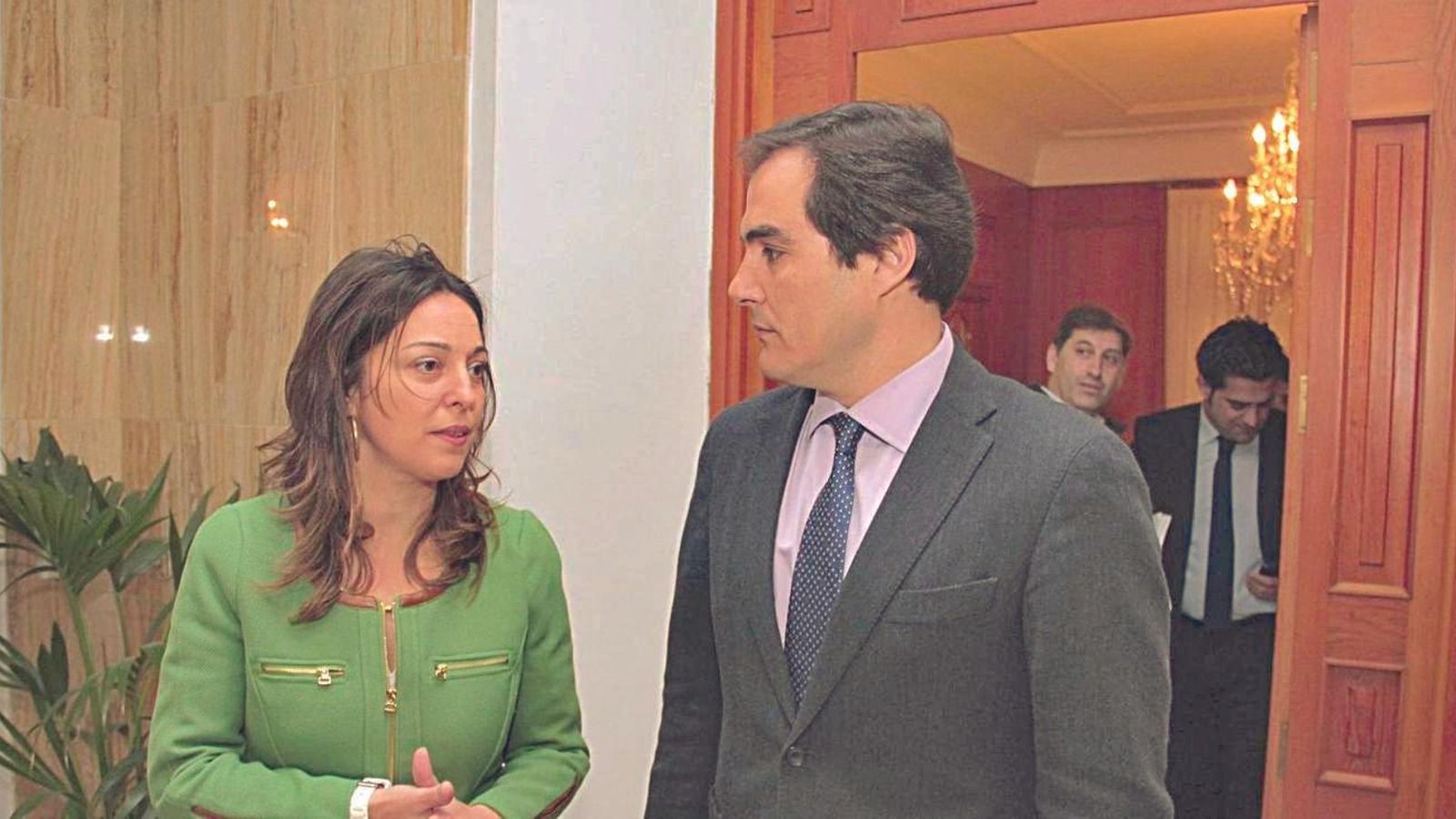 Los exalcaldes de Córdoba Isabel Ambrosio (PSOE) y José Antonio Nieto (PP), en Capitulares.