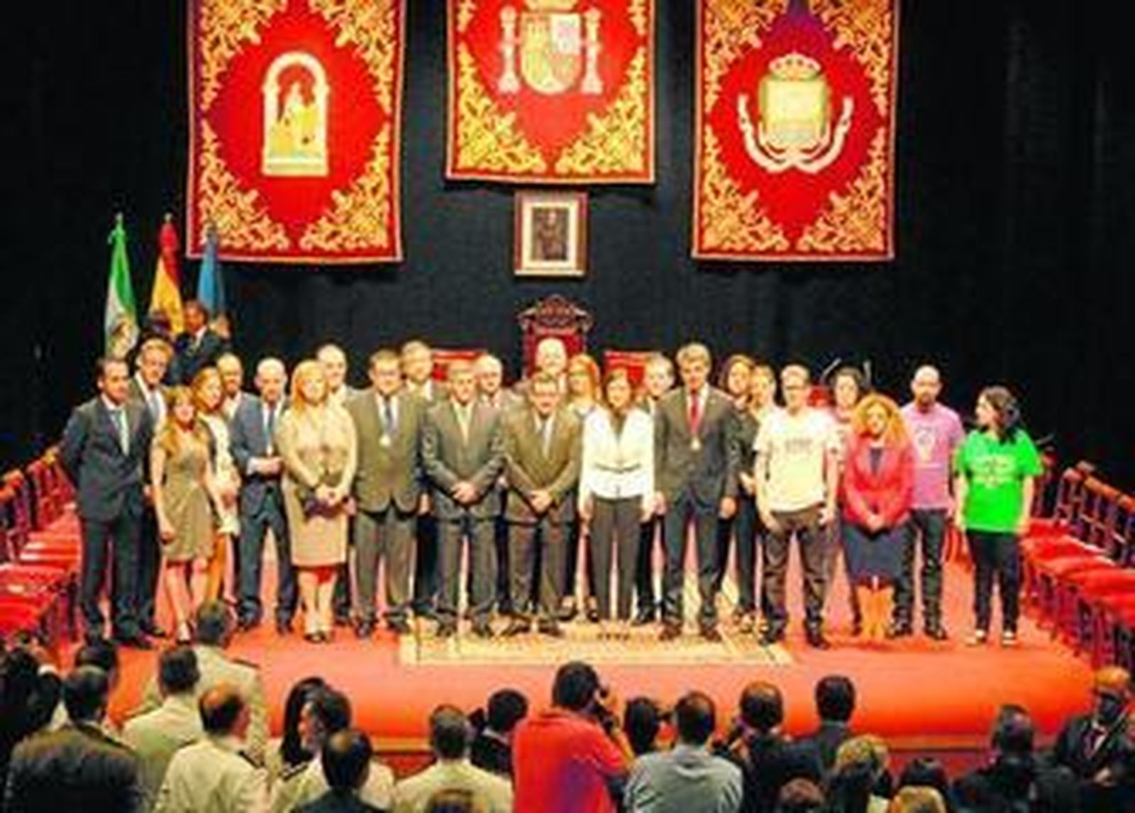 La nueva Corporación Municipal, el día de la toma de posesión en el Real Teatro de Las Cortes.