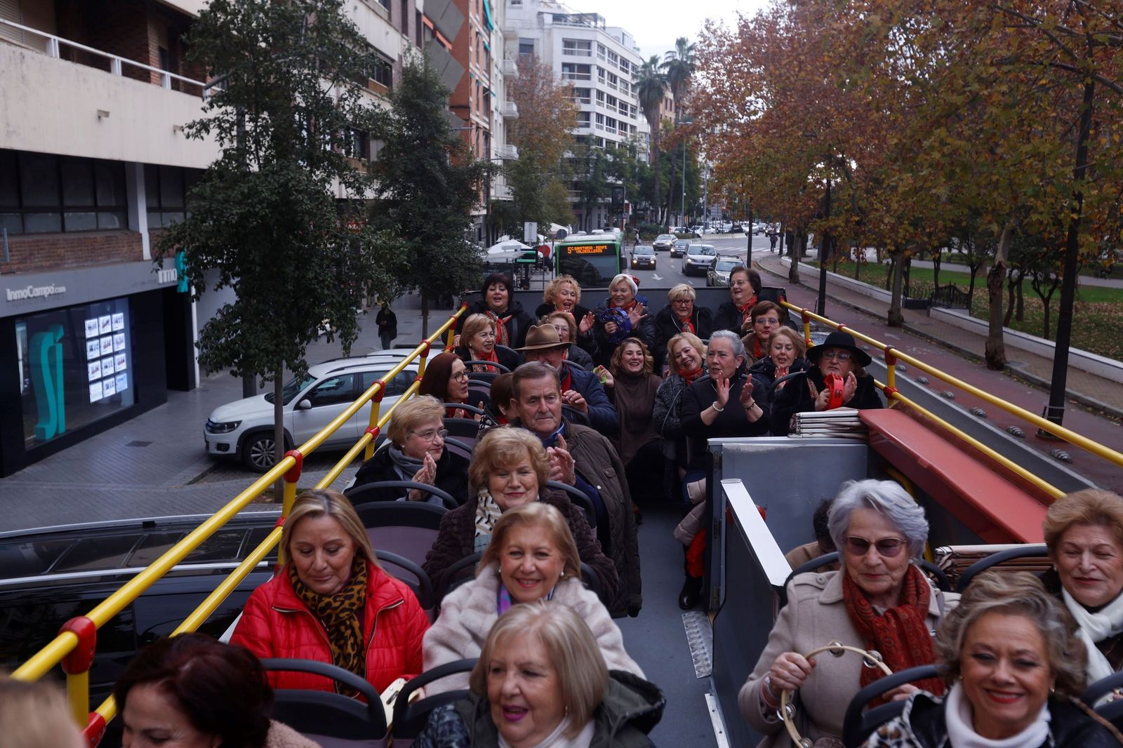 Los mayores de Córdoba cantan a la Navidad en un 'Coro de Coros'
