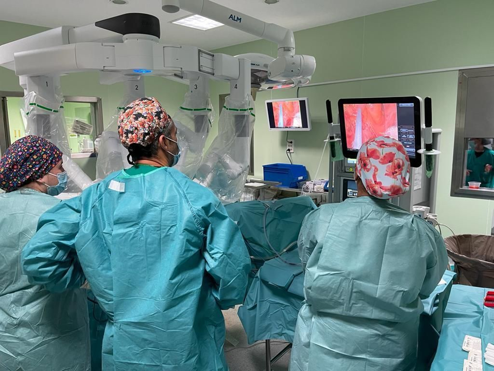 Profesionales operando en un quirófano.