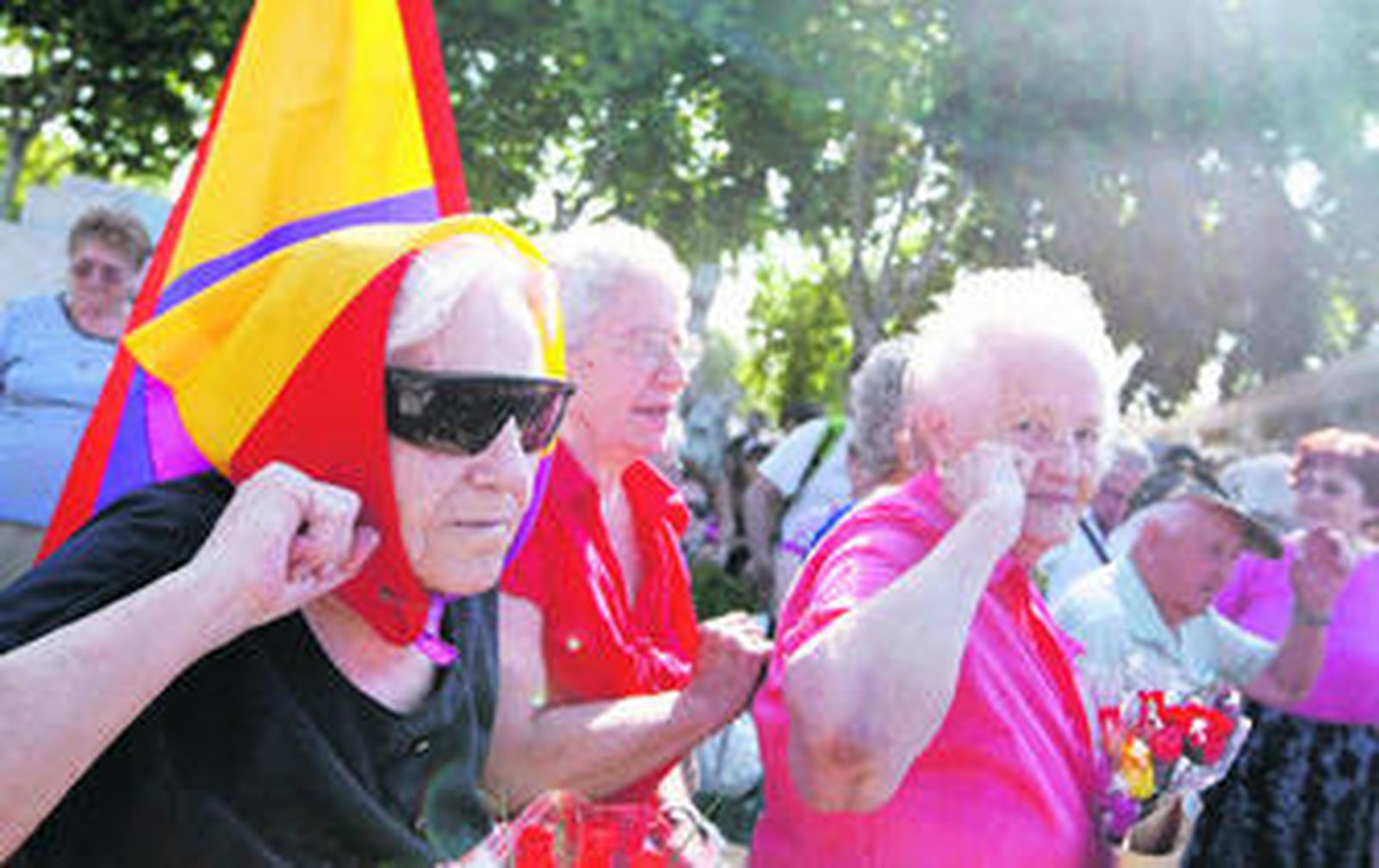 Varias mujeres, compañeras de las fusiladas, participaron ayer en el homenaje celebrado en Madrid.