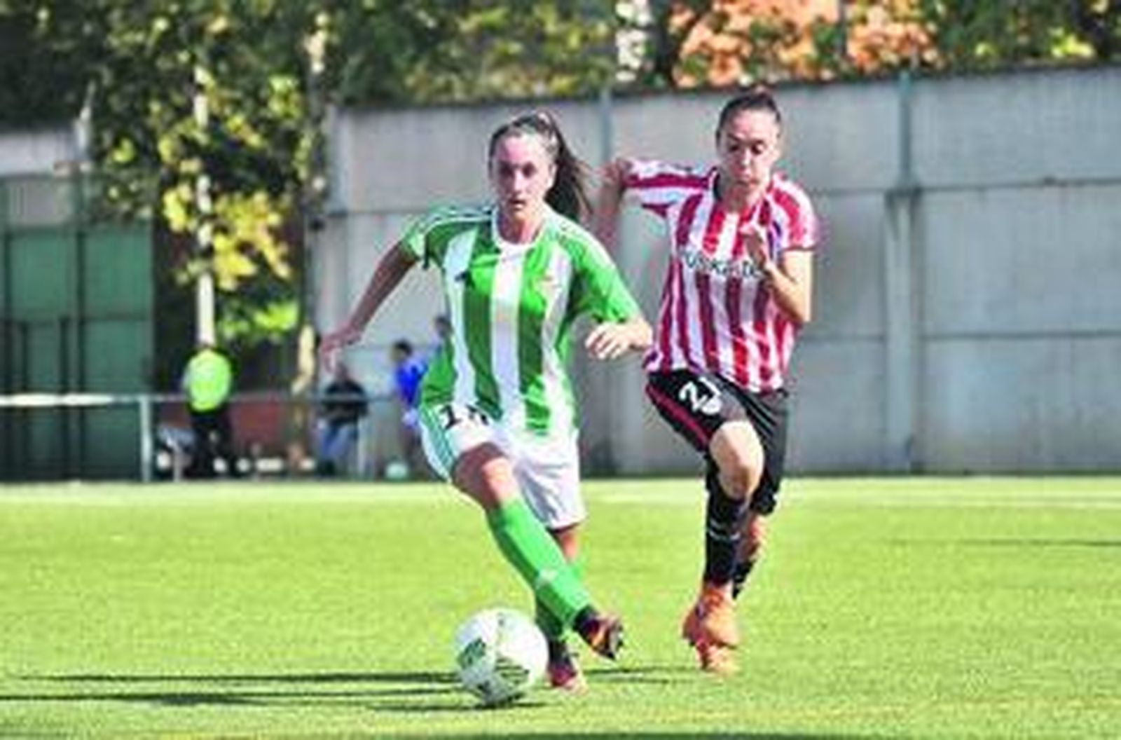 Paula Moreno, perseguida por una rival en el partido contra el Athletic Club.