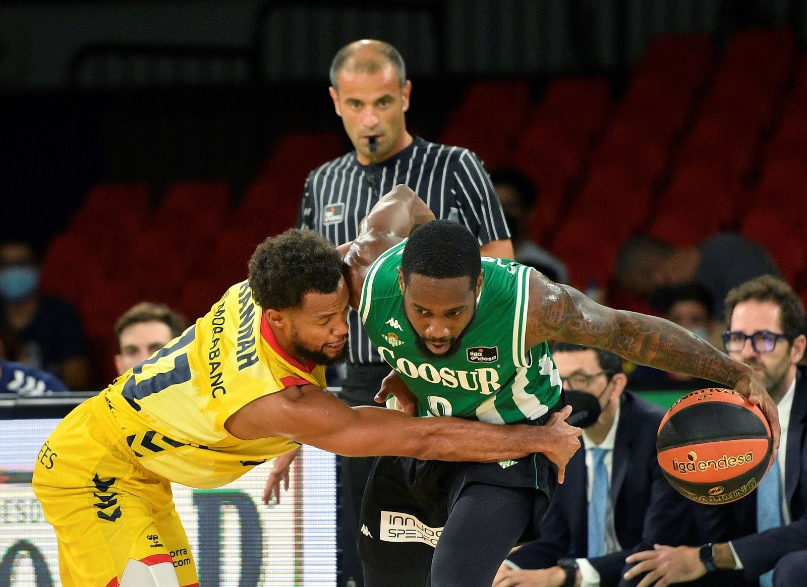 Carrington lucha con Hannah durante el partido de la liga Endesa disputado en el pabellón San Pablo de Sevilla.
