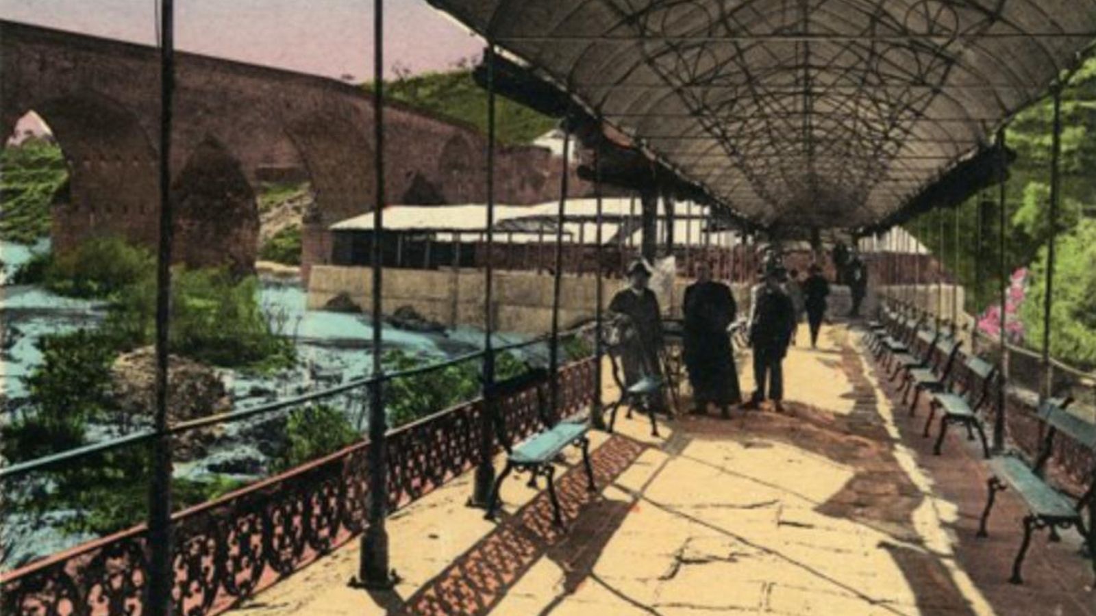 Foto antigua coloreada de las instalaciones del balneario. Foto antigua coloreada de las instalaciones del balneario.