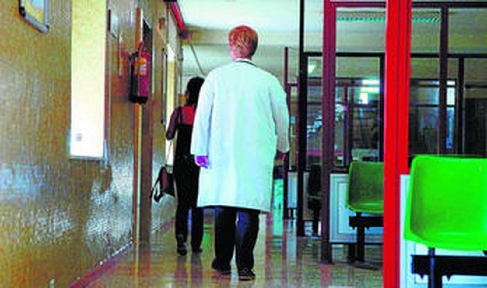 Pasillo de un centro sanitario público de Granada.