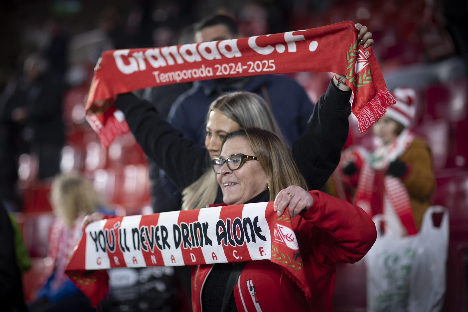 Encuéntrate en la grada durante el Granada CF-AD Ceuta