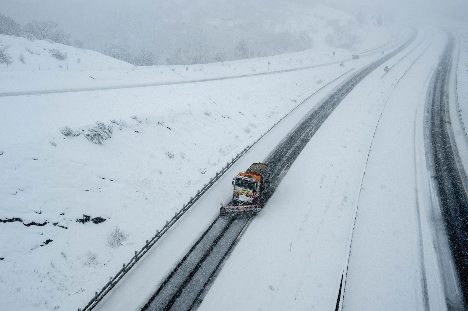 La nieve tiñe de blanco en norte de España