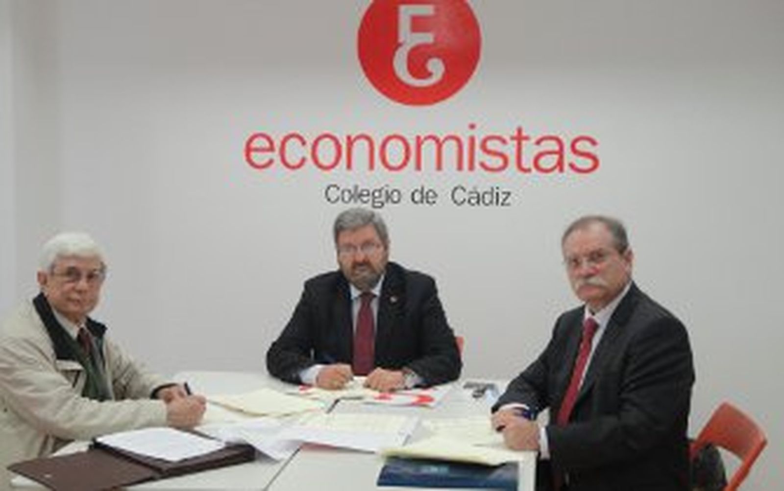 El Colegio de Economistas de Cádiz y el de los Titulares Mercantiles de la provincia sellan su fusión