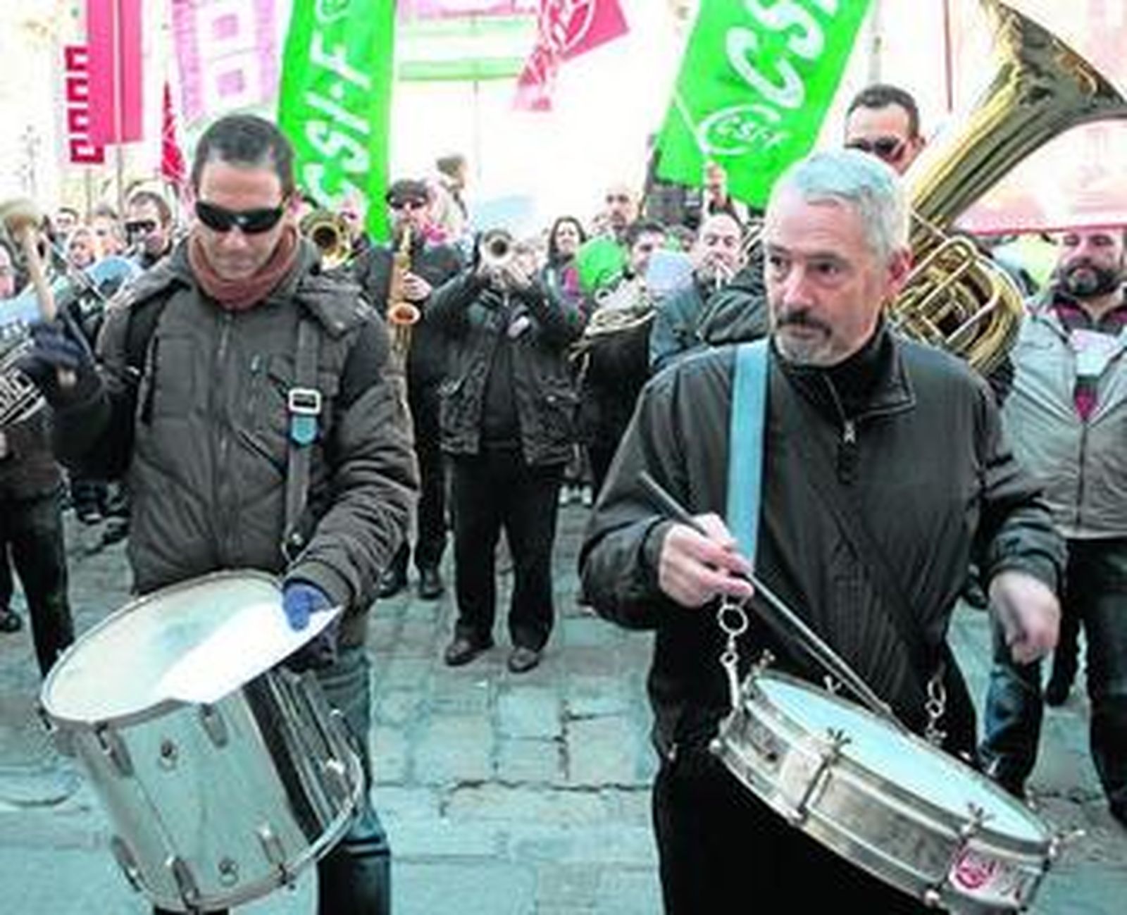 Miembros de la Banda Municipal durante la protesta de ayer.