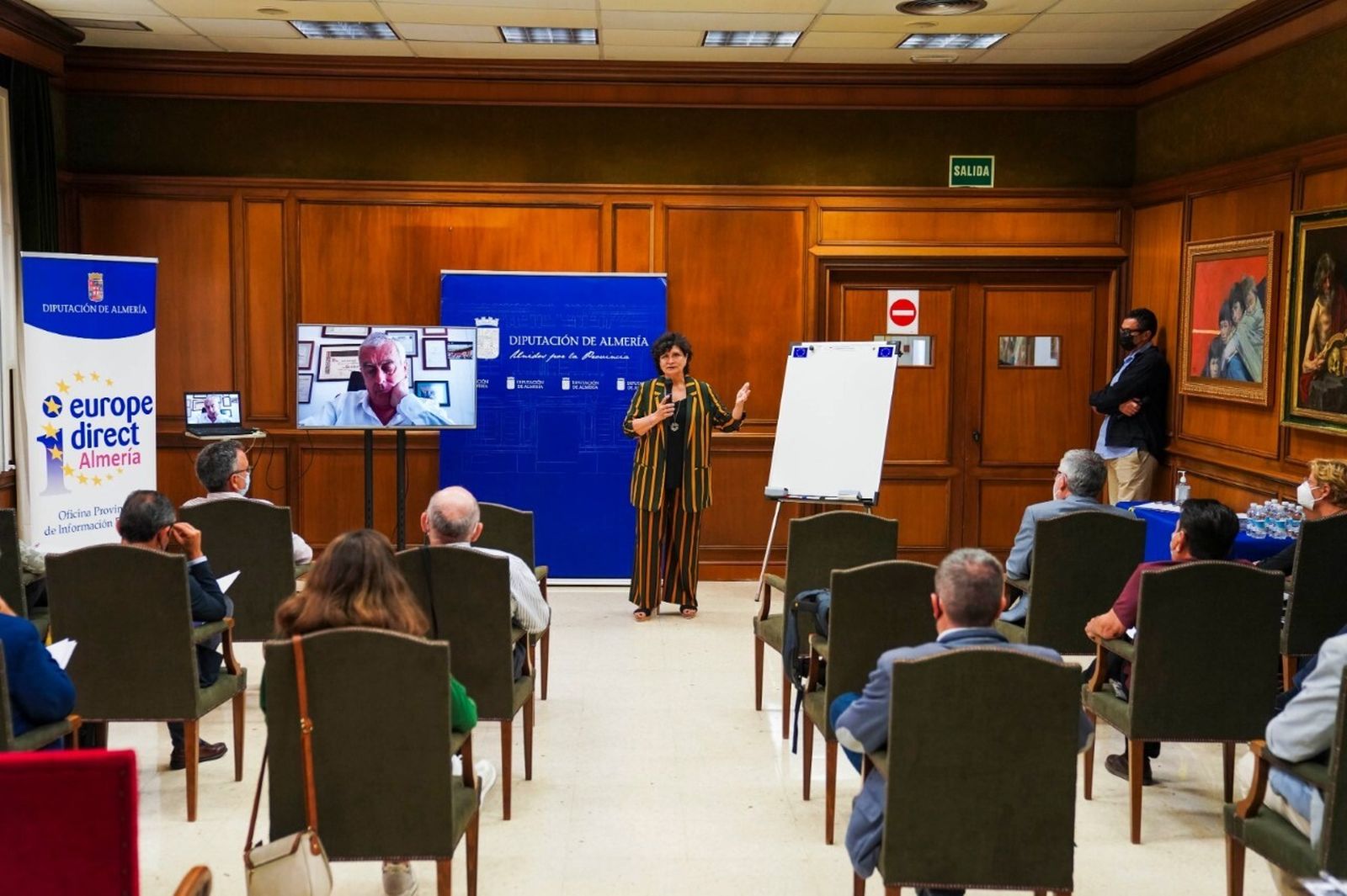 Carmen Navarro y José Cano (en pantalla) en la reunión con agentes públicos y privados del agro almeriense