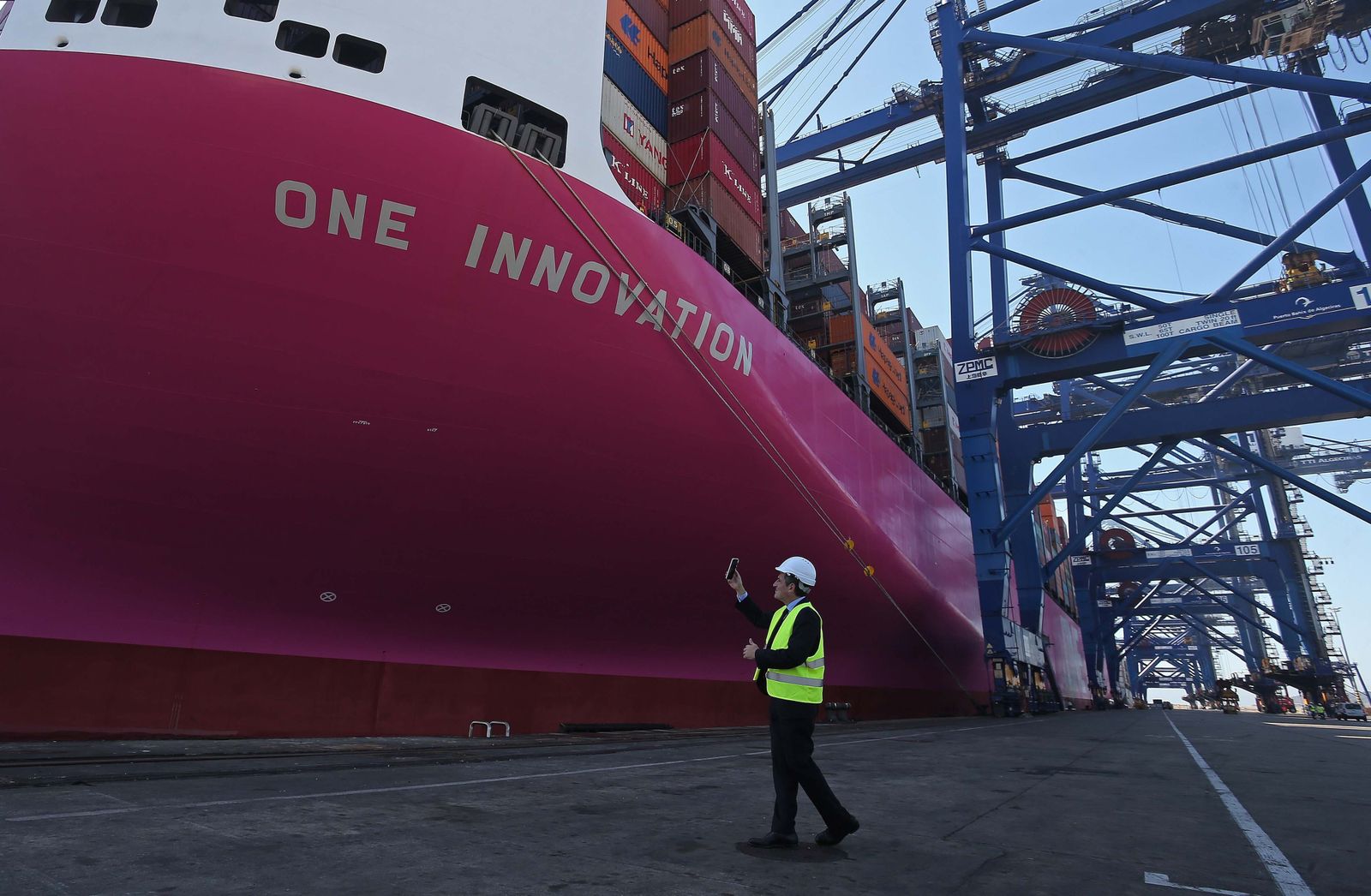 Fotos de la visita del buque ' One Innovation', el tercer portacontenedores más grande del mundo, en Algeciras