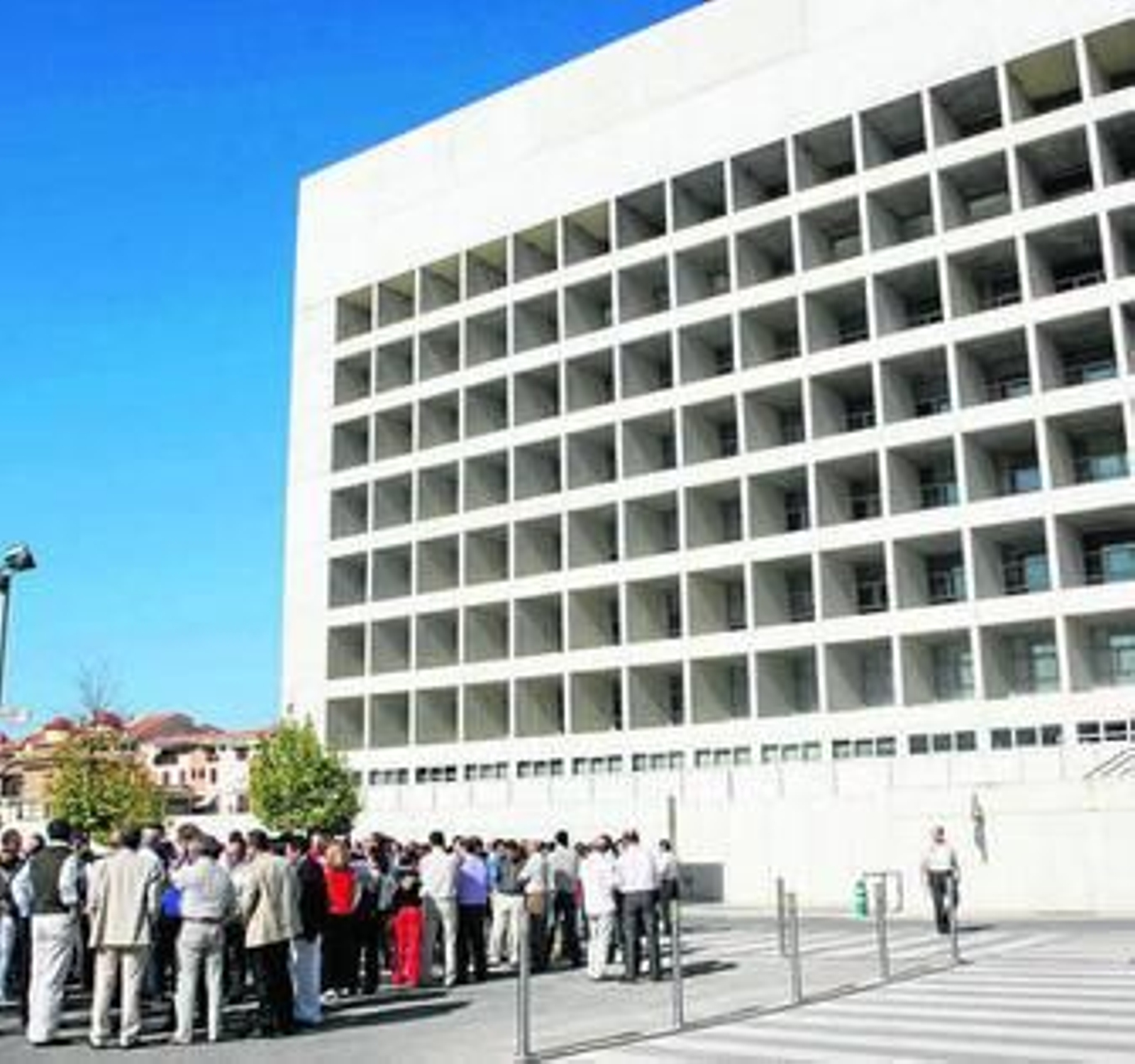 Asamblea de trabajadores de CajaGranada durante la primera reestructuración de la entidad.