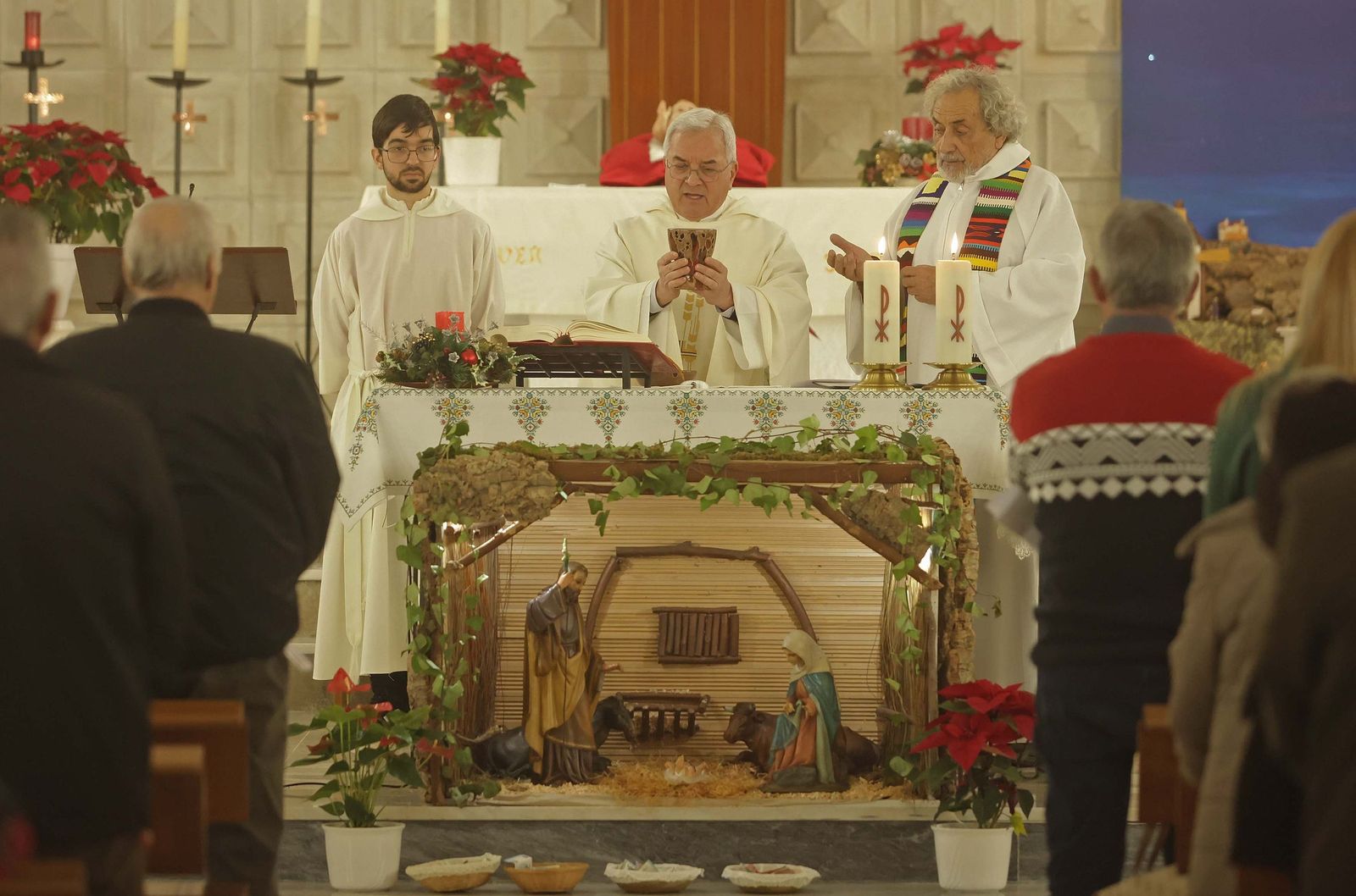Fotos de la misa conmemorativa de los 50 años de dedicación del padre Pedro a la parroquia y al barrio de La Piñera