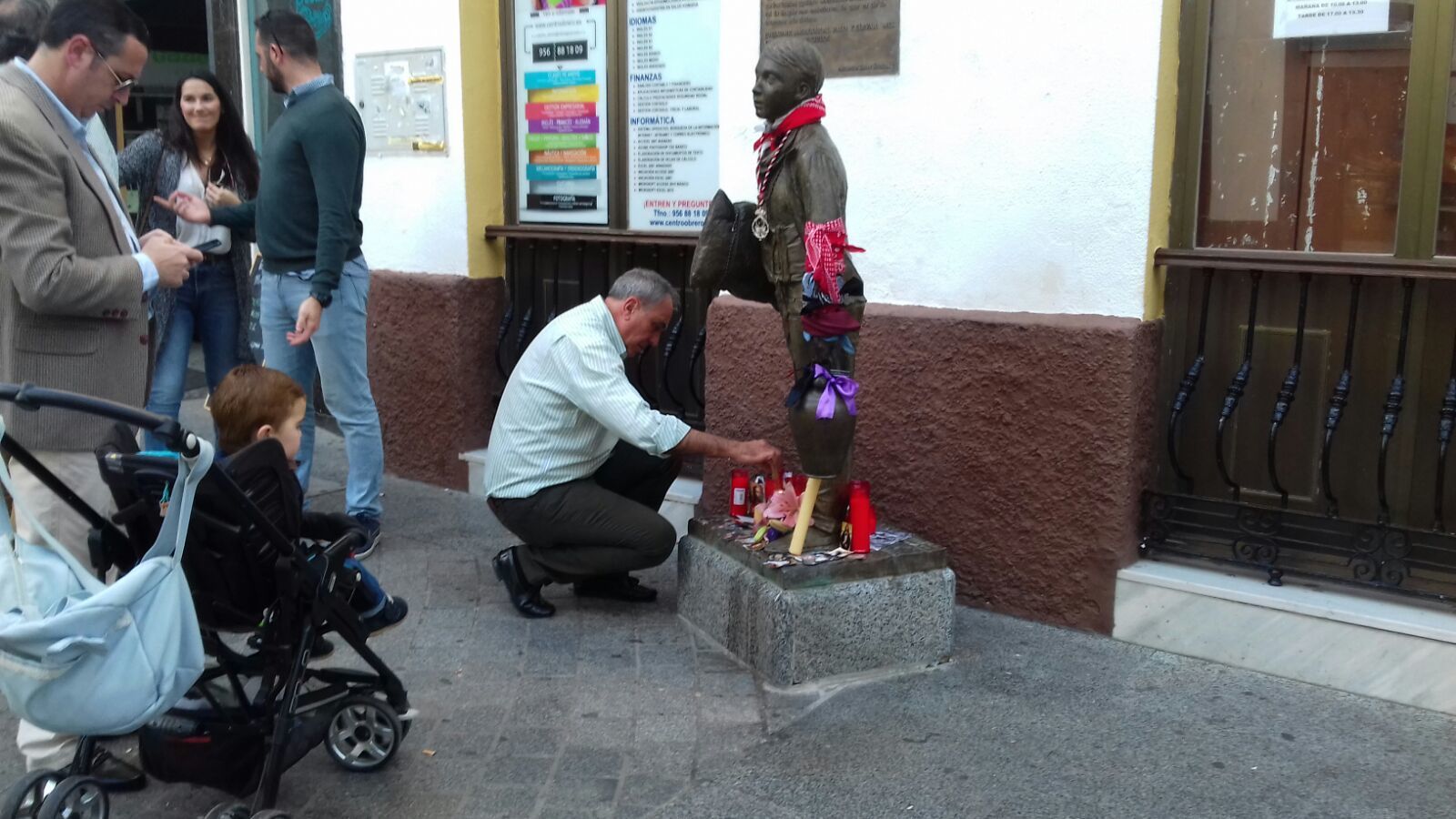El momonumento al cargador, convertido en altar en memoria de Antonio Zaldívar.
