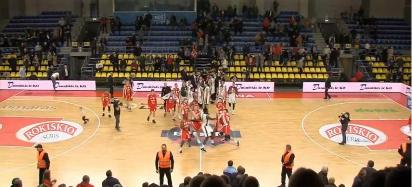 Momento de la trifulca en el centro del campo.