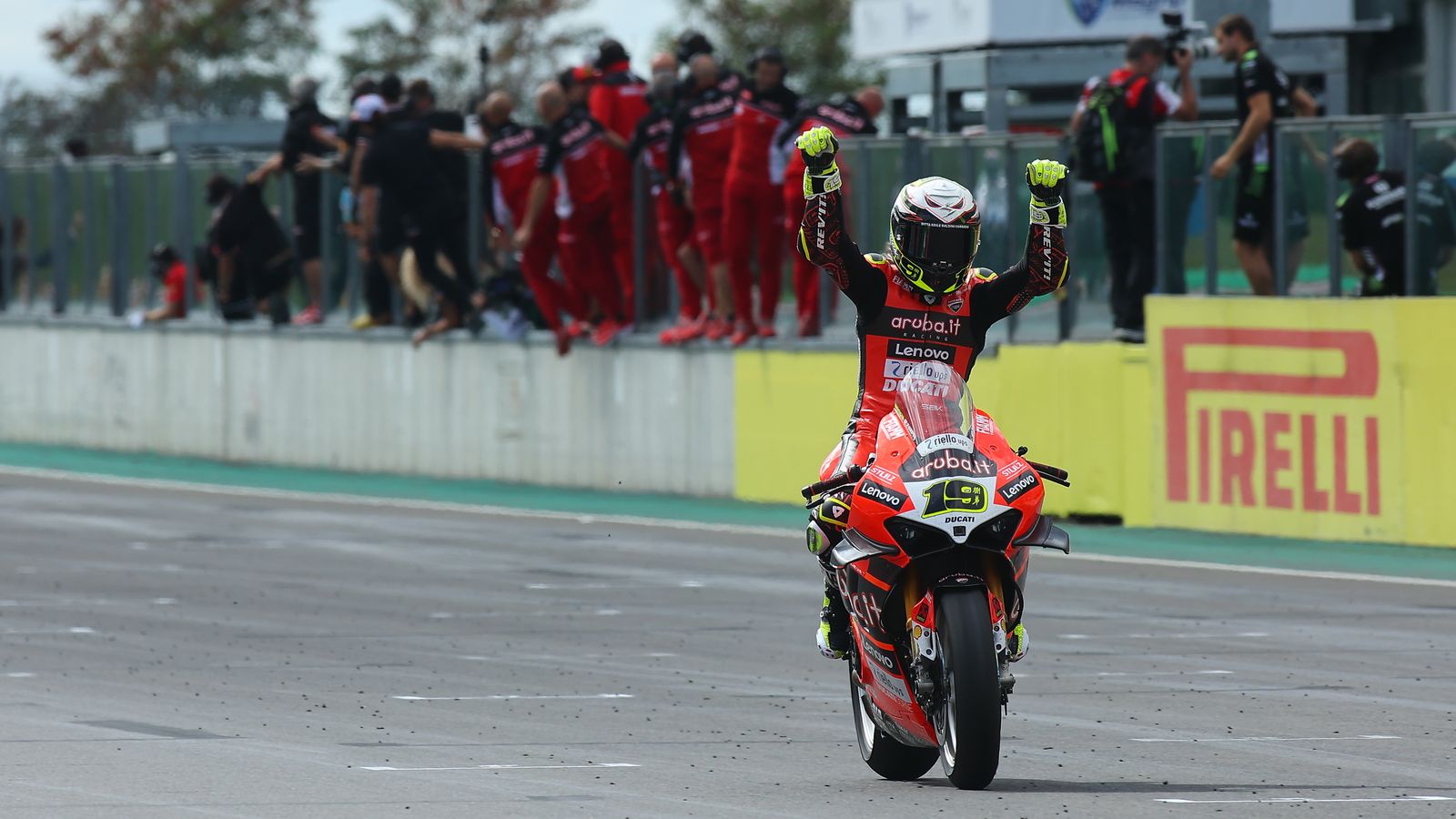 Álvaro Bautista celebra su triunfo en la Carrera 1 en Francia.