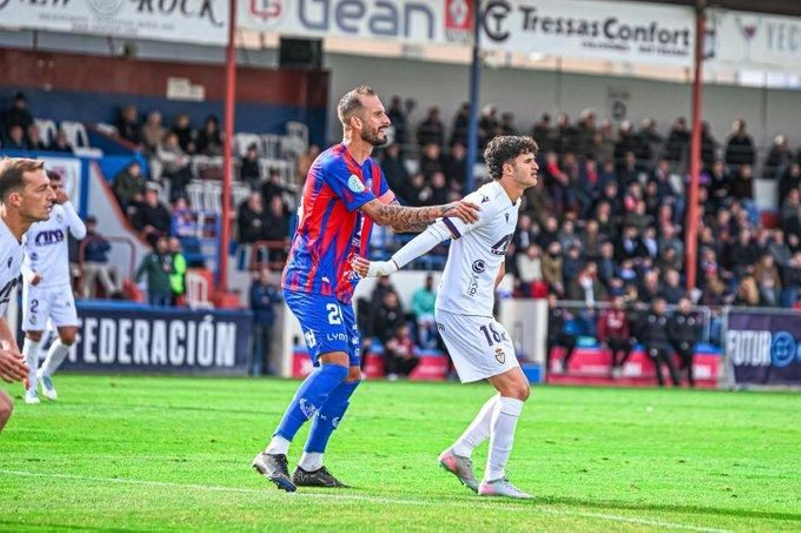 Josema, autor del segundo tanto azulgrana, junto a Manu López.