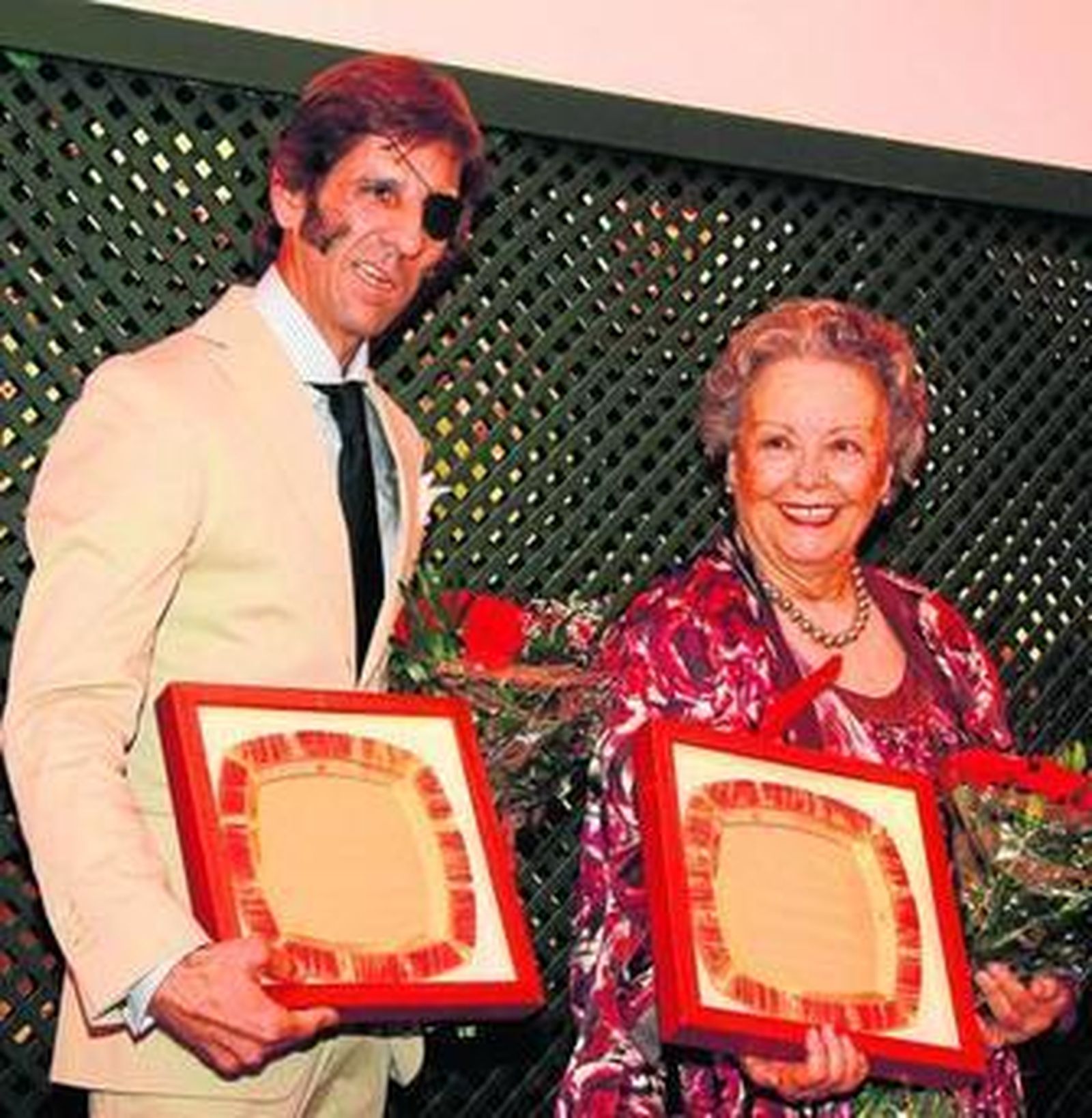 El torero Juan José Padilla y la actriz María Galiana posan tras recibir la distinción                                                                   Los claveles que cada año otorga la Asociación de la Prensa de Sevilla.