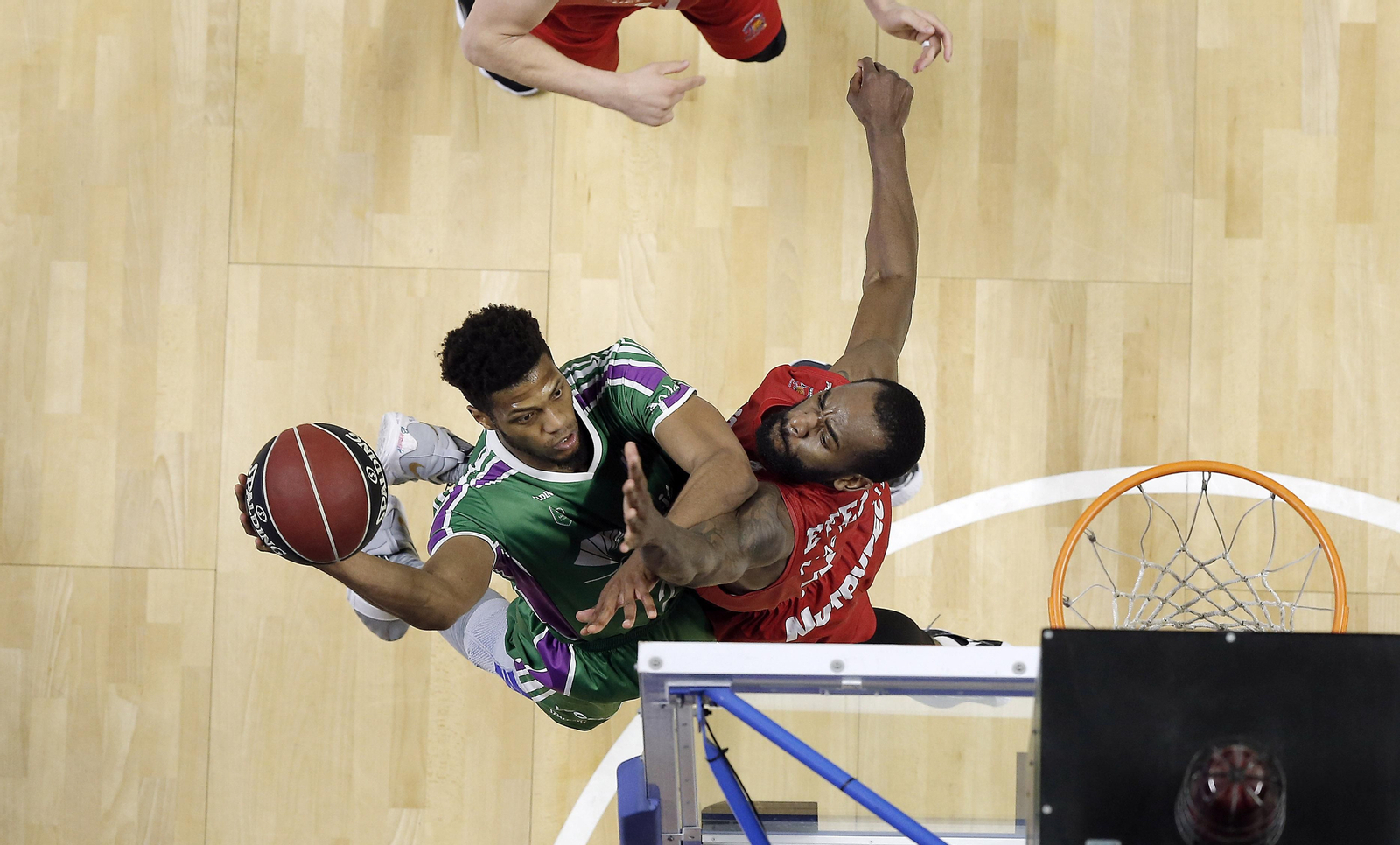 Jeff Brooks lanza ante Eyenga.