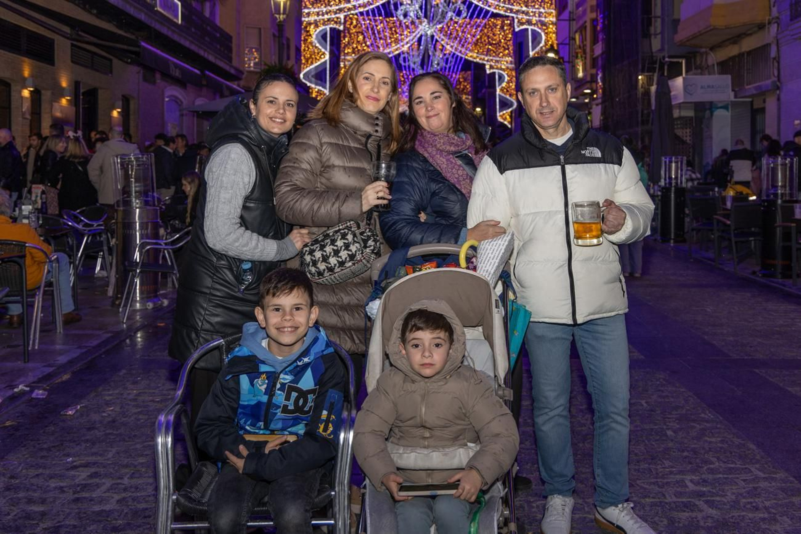 Los jiennenses disfrutan del centro de la ciudad, rodeados de un ambiente navideño