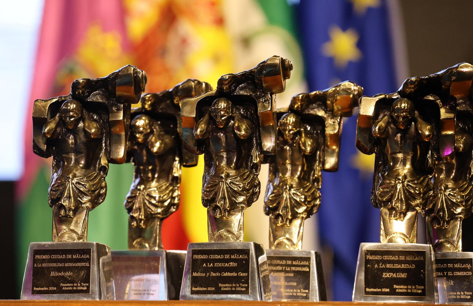 Los atlantes que recibieron los galardonados en los Premios Ciudad de Málaga 2024.
