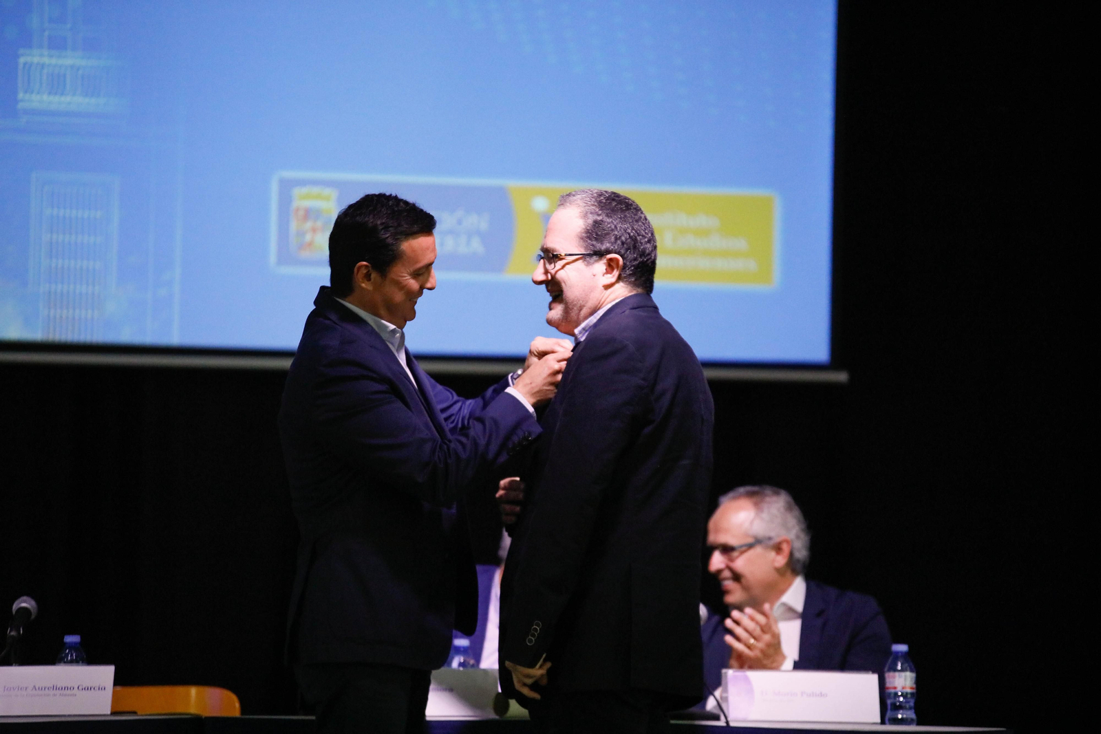 Imágenes de la entrega de los Escudos de Oro del IEA y la celebración de su Plenario