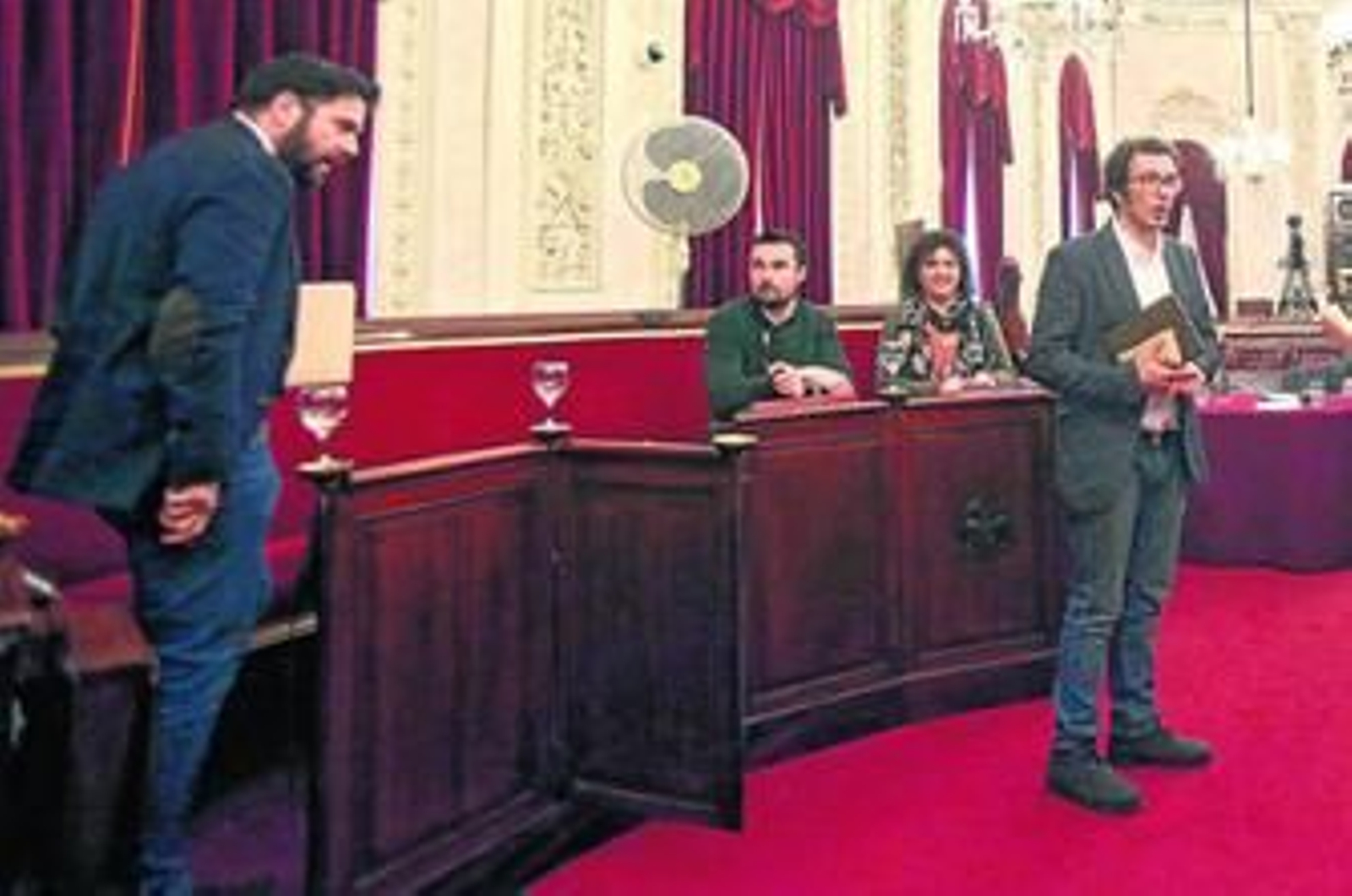 Fran González, del PSOE, y el alcalde José María González, durante la celebración de un pleno municipal.