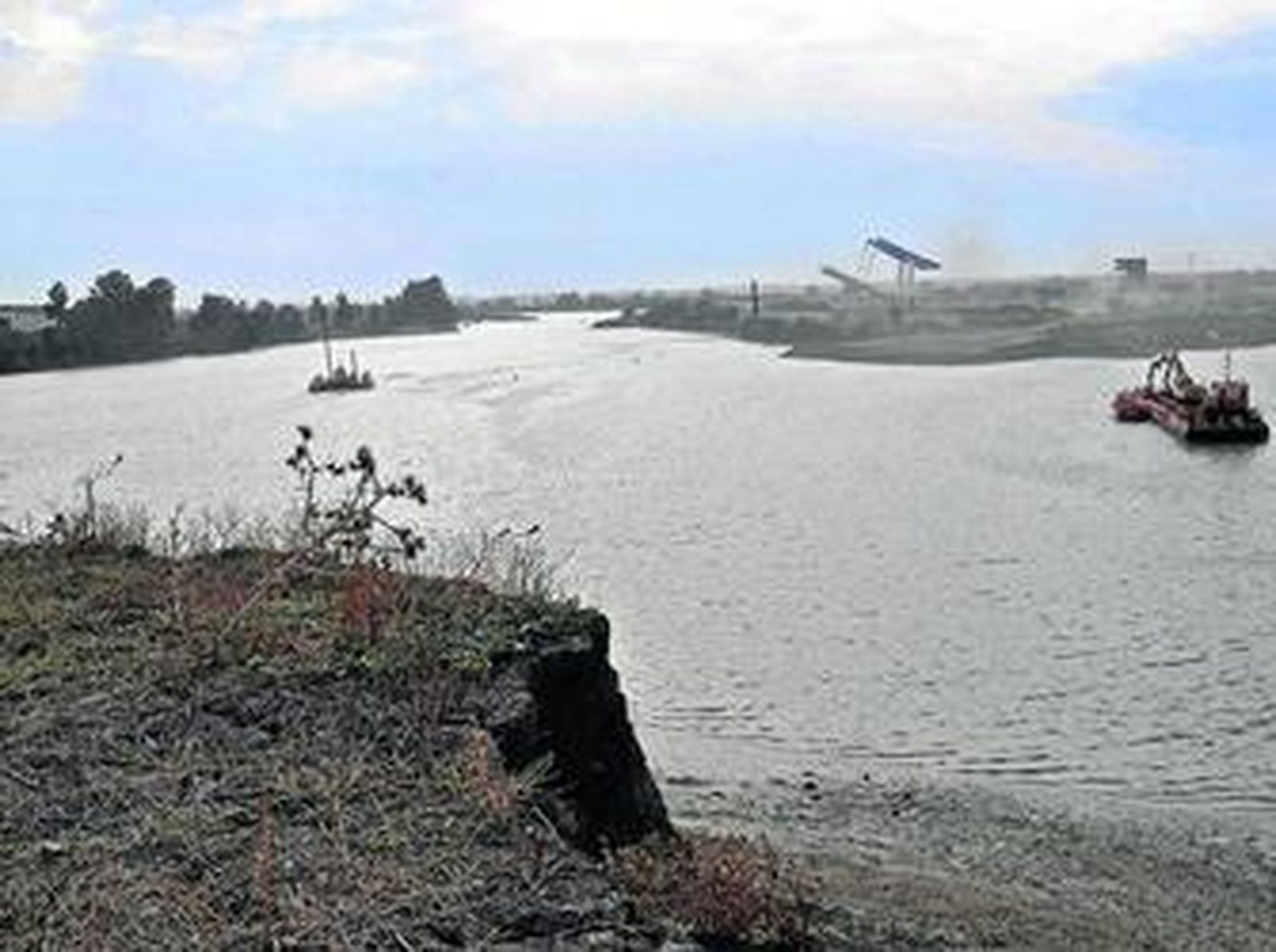 Vista del río Guadalquivir desde la orilla opuesta de la nueva esclusa de Sevilla.