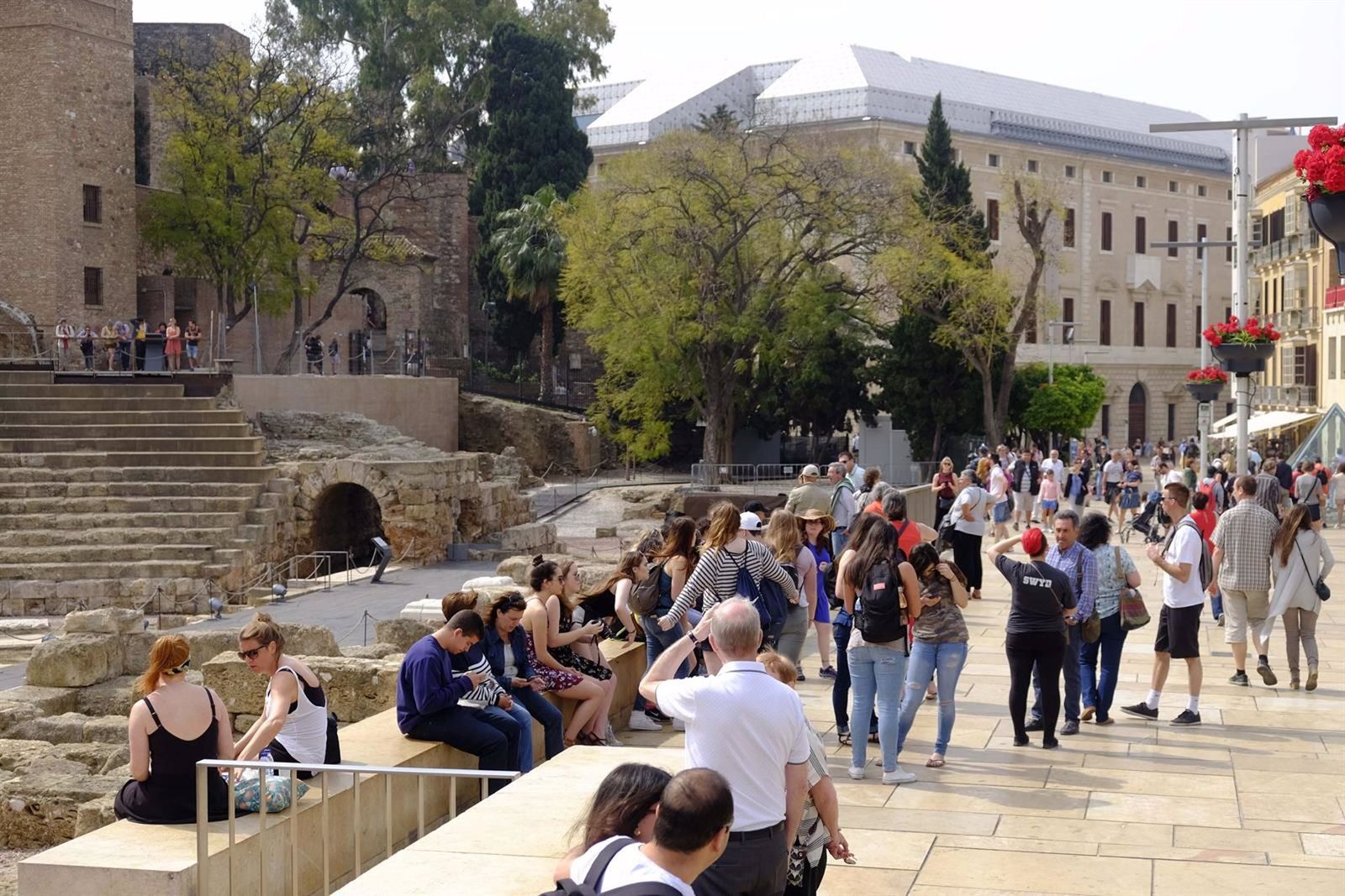 Turistas en el teatro romano de Málaga capital.